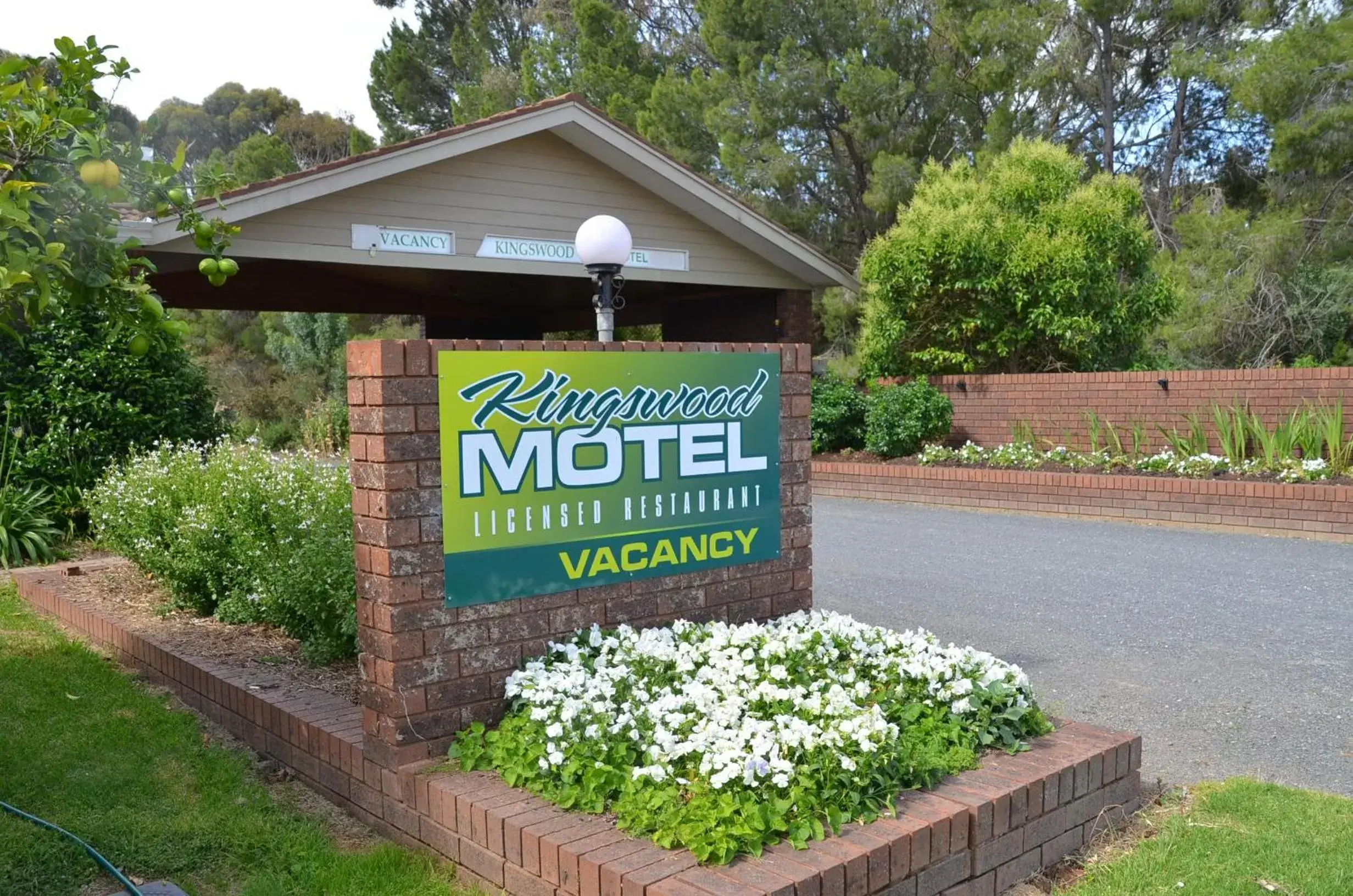 Facade/entrance, Property Logo/Sign in Kingswood Motel