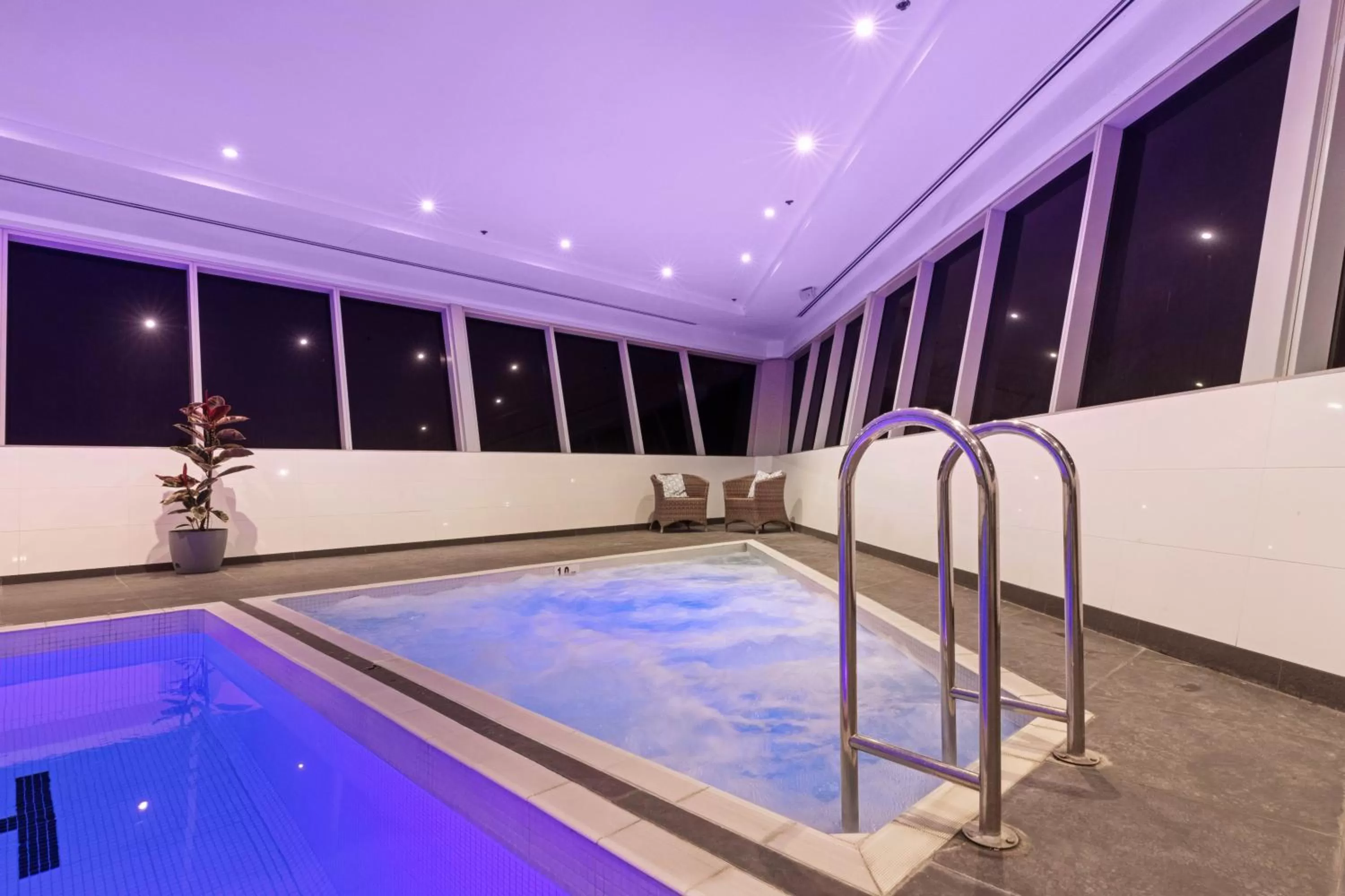 Swimming pool in Mercure Melbourne Caroline Springs