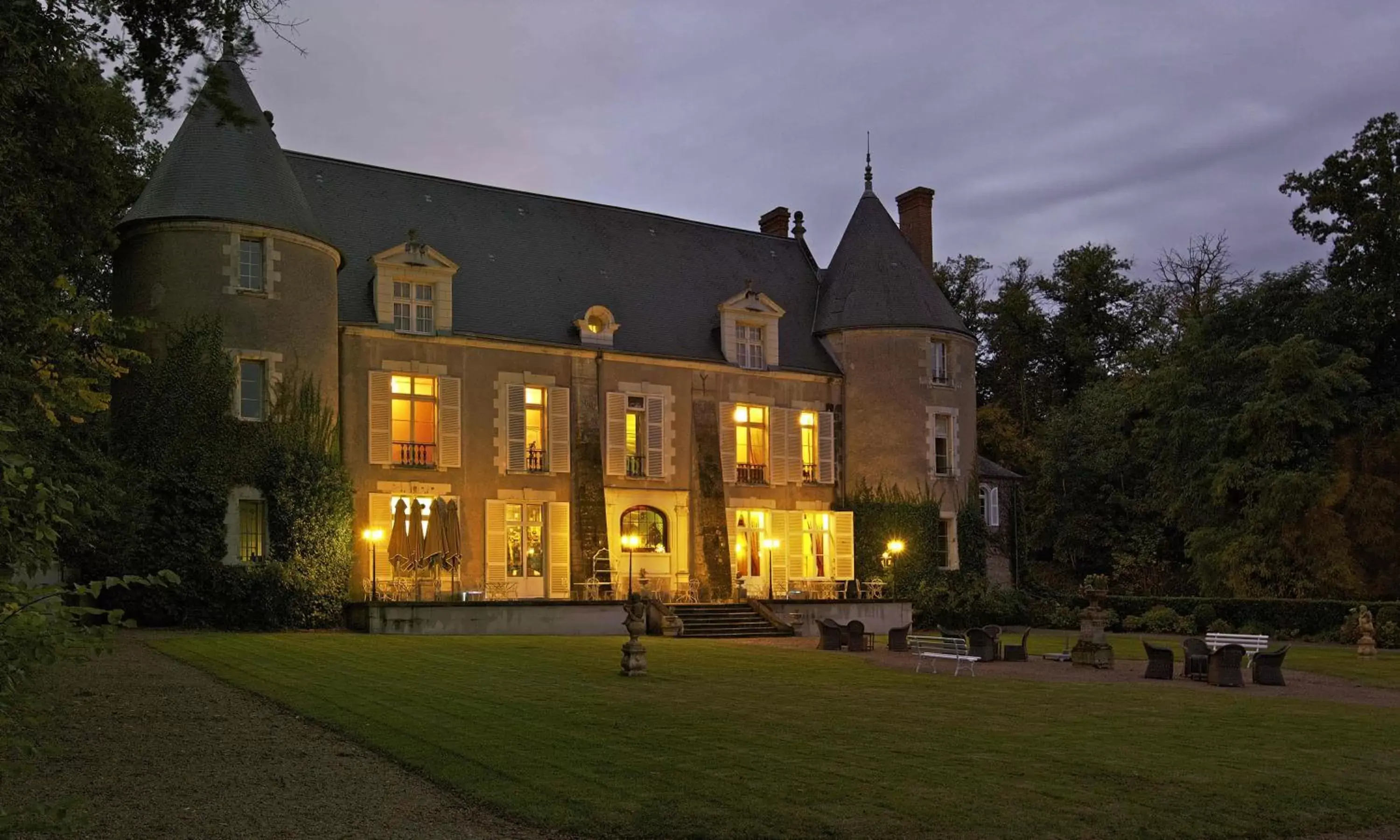 Facade/entrance, Property Building in Château De Pray