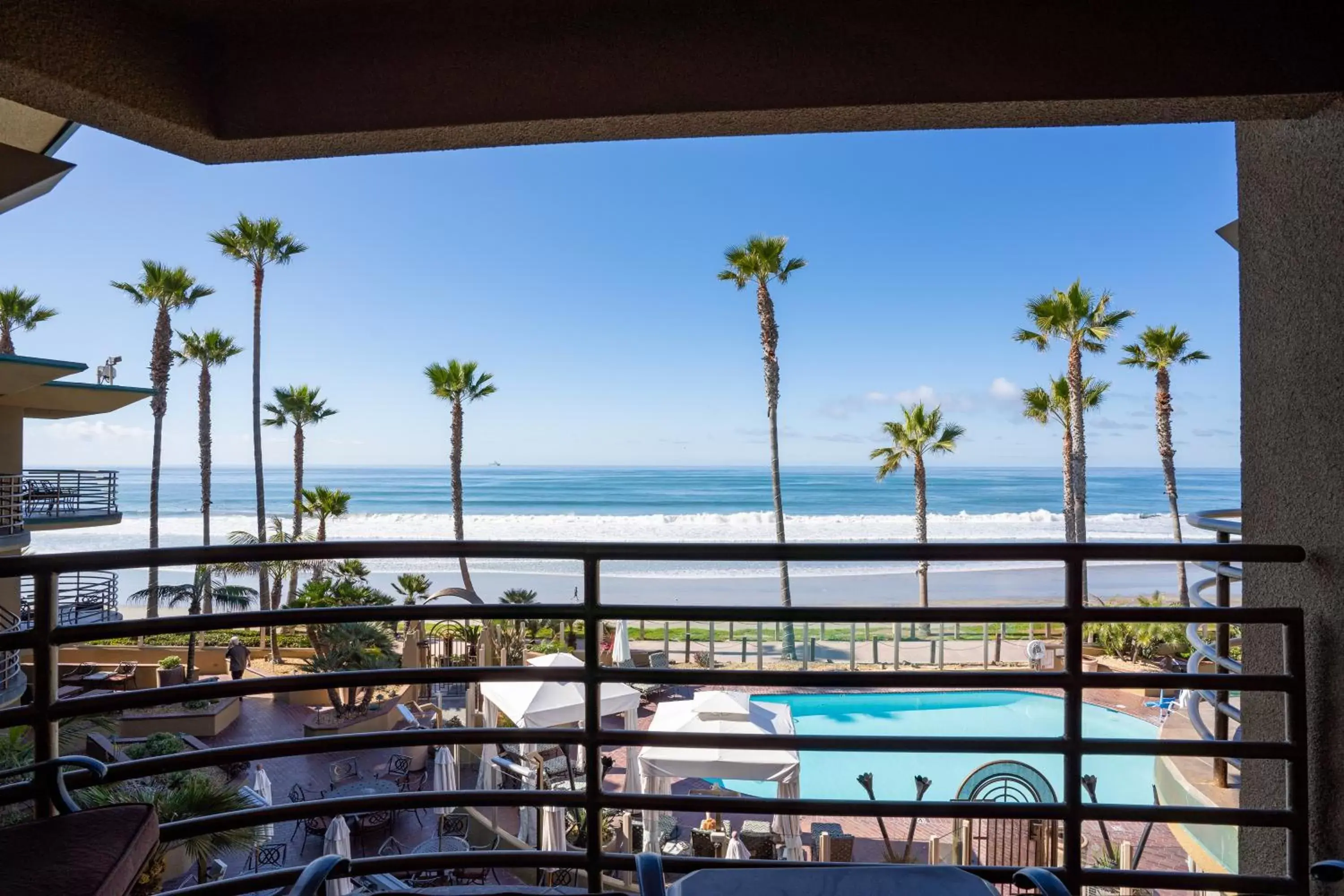 Patio, Pool View in Pacific Terrace Hotel