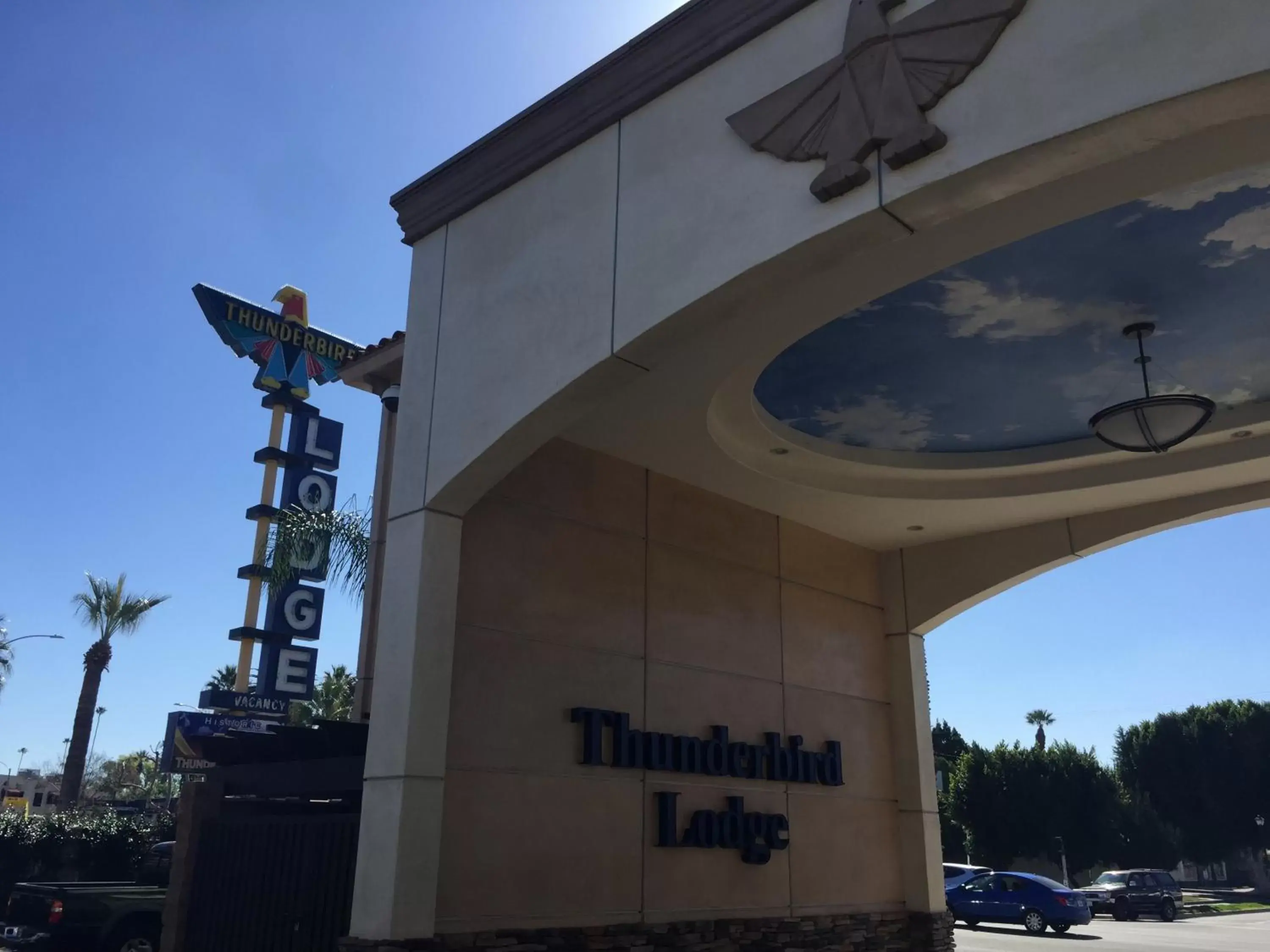 Facade/entrance, Property Building in Thunderbird Lodge