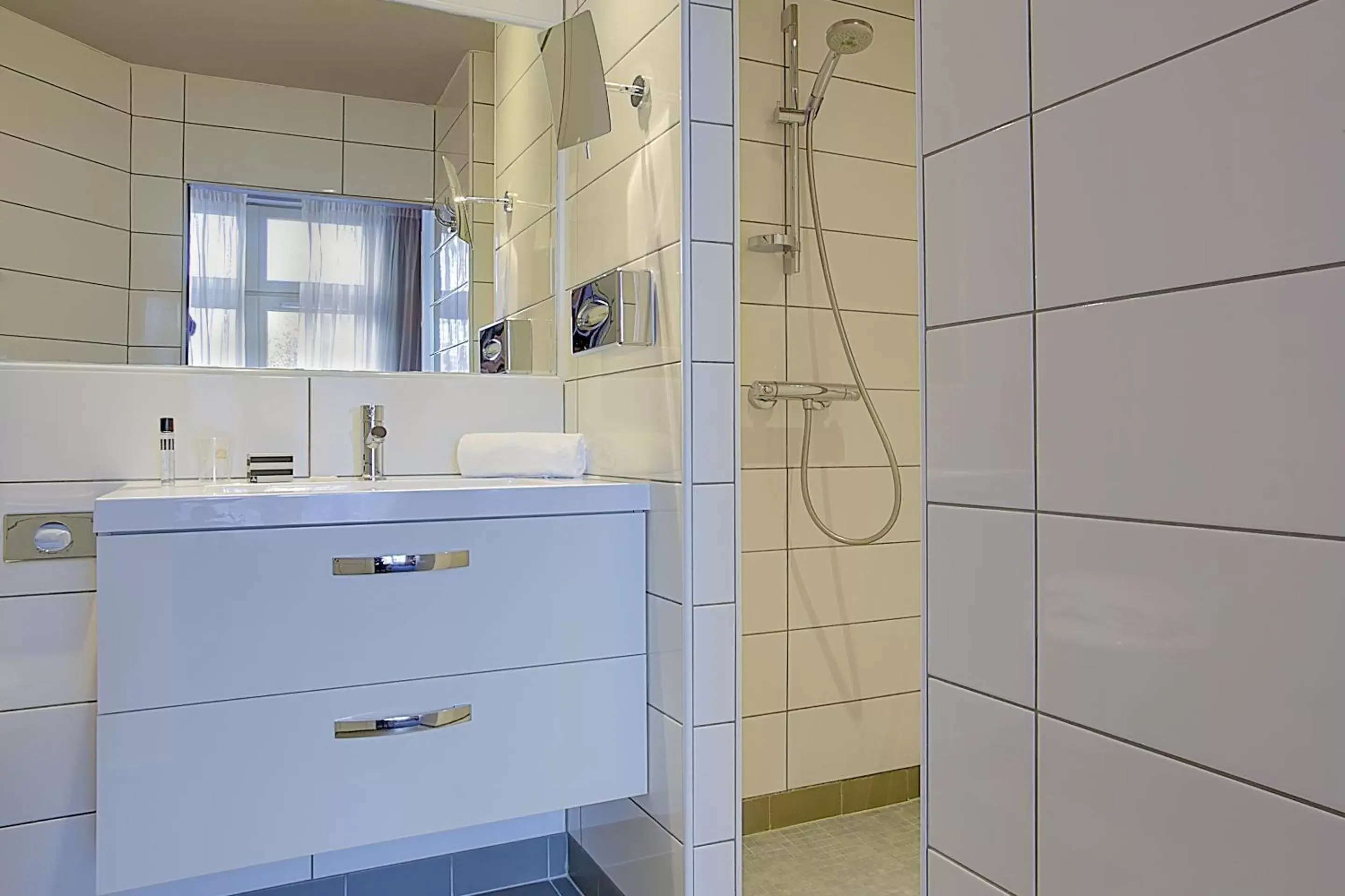 Shower, Bathroom in Best Western Hotel de la Breche