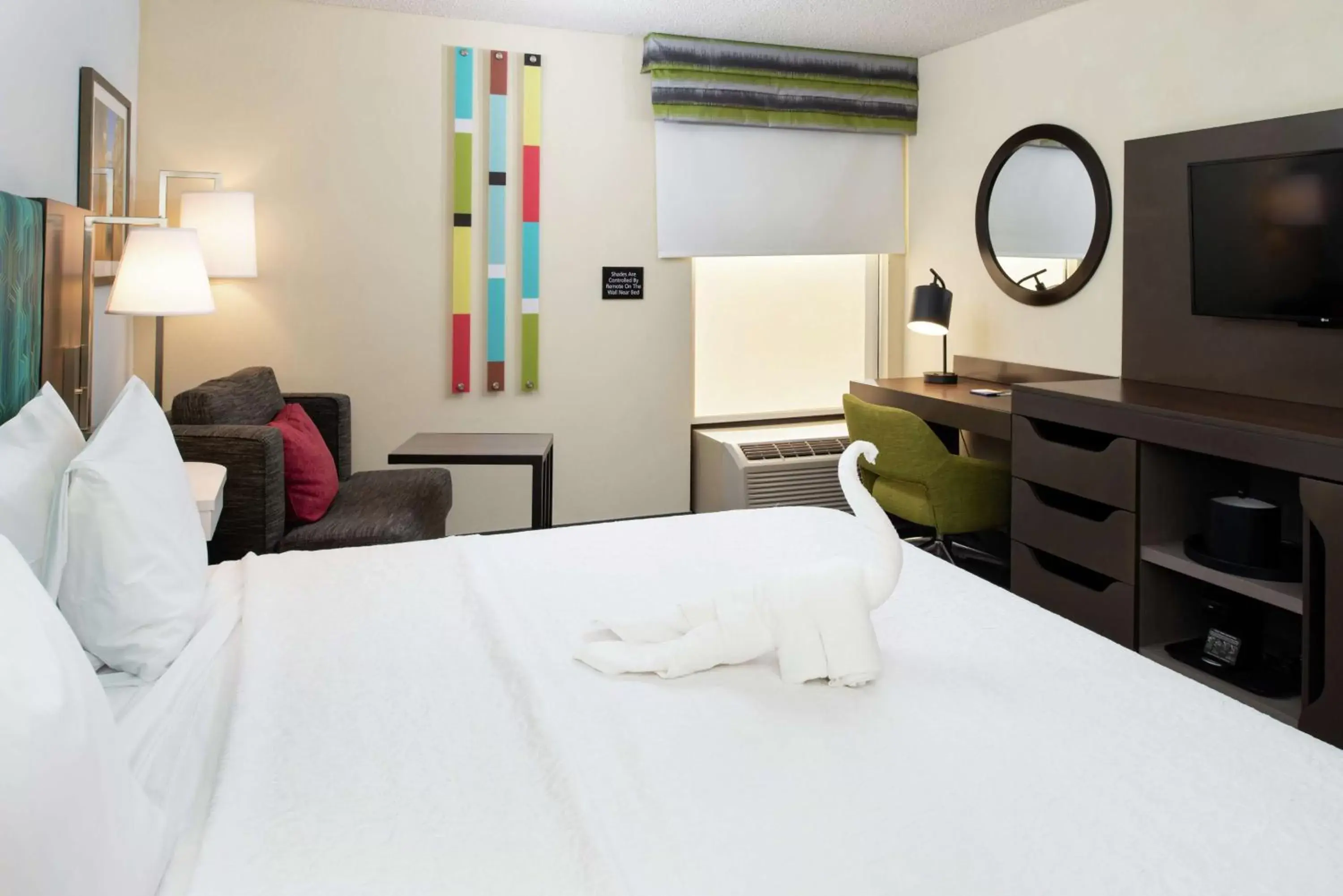 Bedroom, Bed in Hampton Inn Greensboro Airport