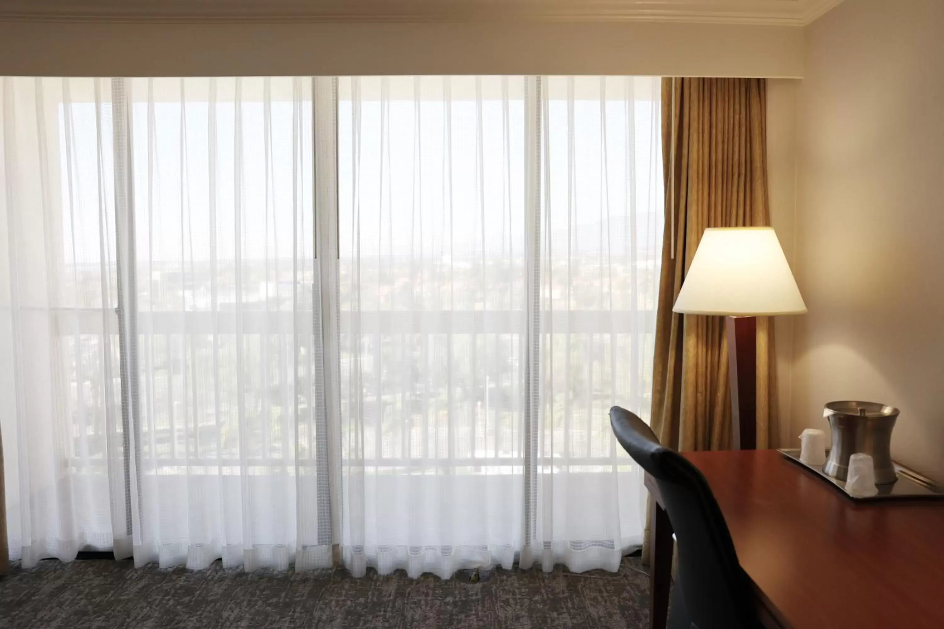 Living room in Ontario Airport Hotel & Conference Center