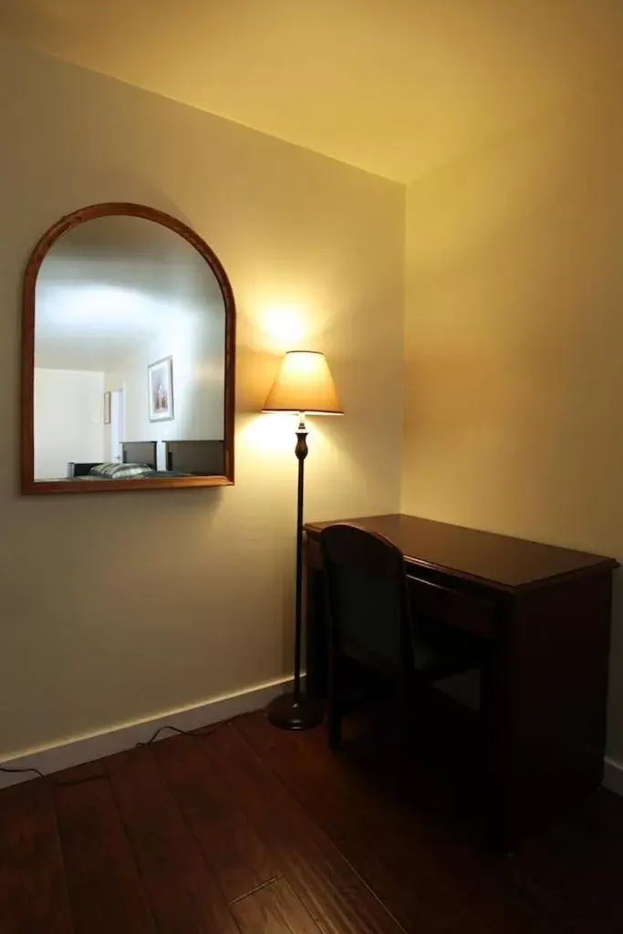 Seating area, TV/Entertainment Center in Cherry Tree Inn