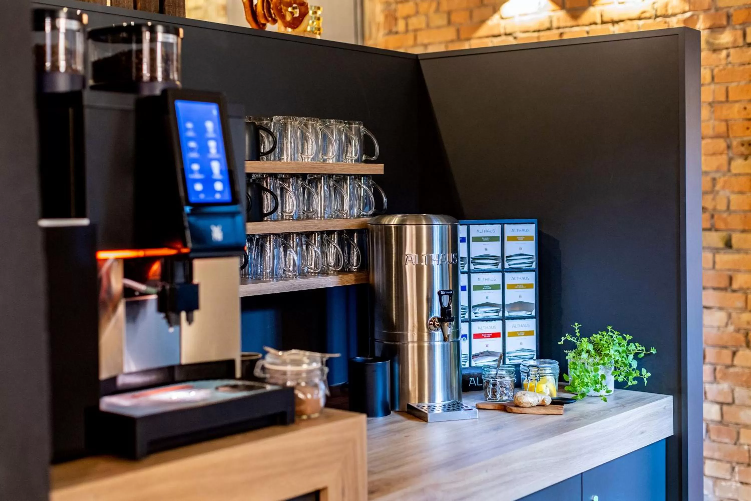 Buffet breakfast in BOLLWERK Lifestyle Hotel, automatisiertes Hotel mit Self Check In