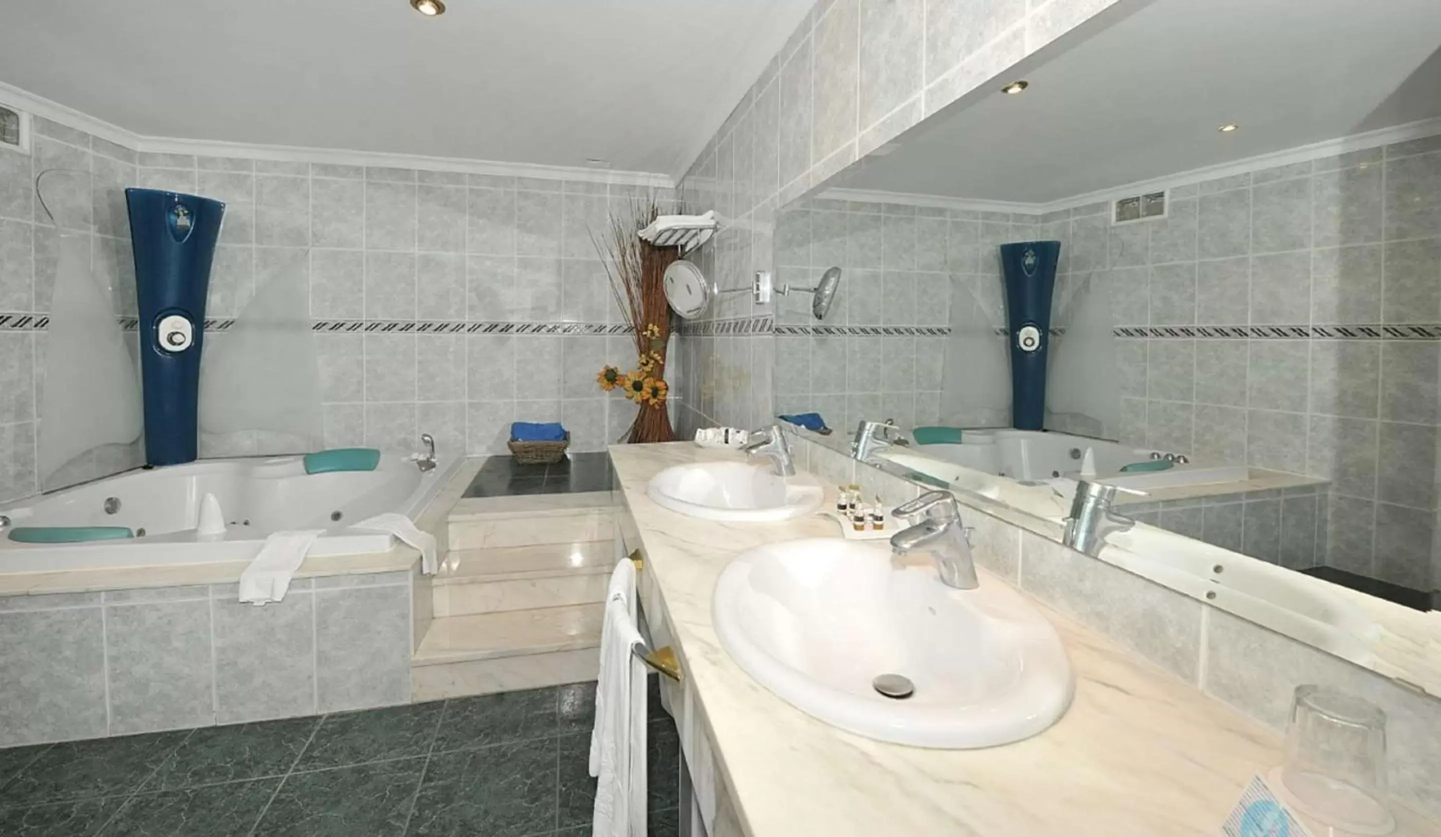 Photo of the whole room, Bathroom in Hotel Salobreña Suites