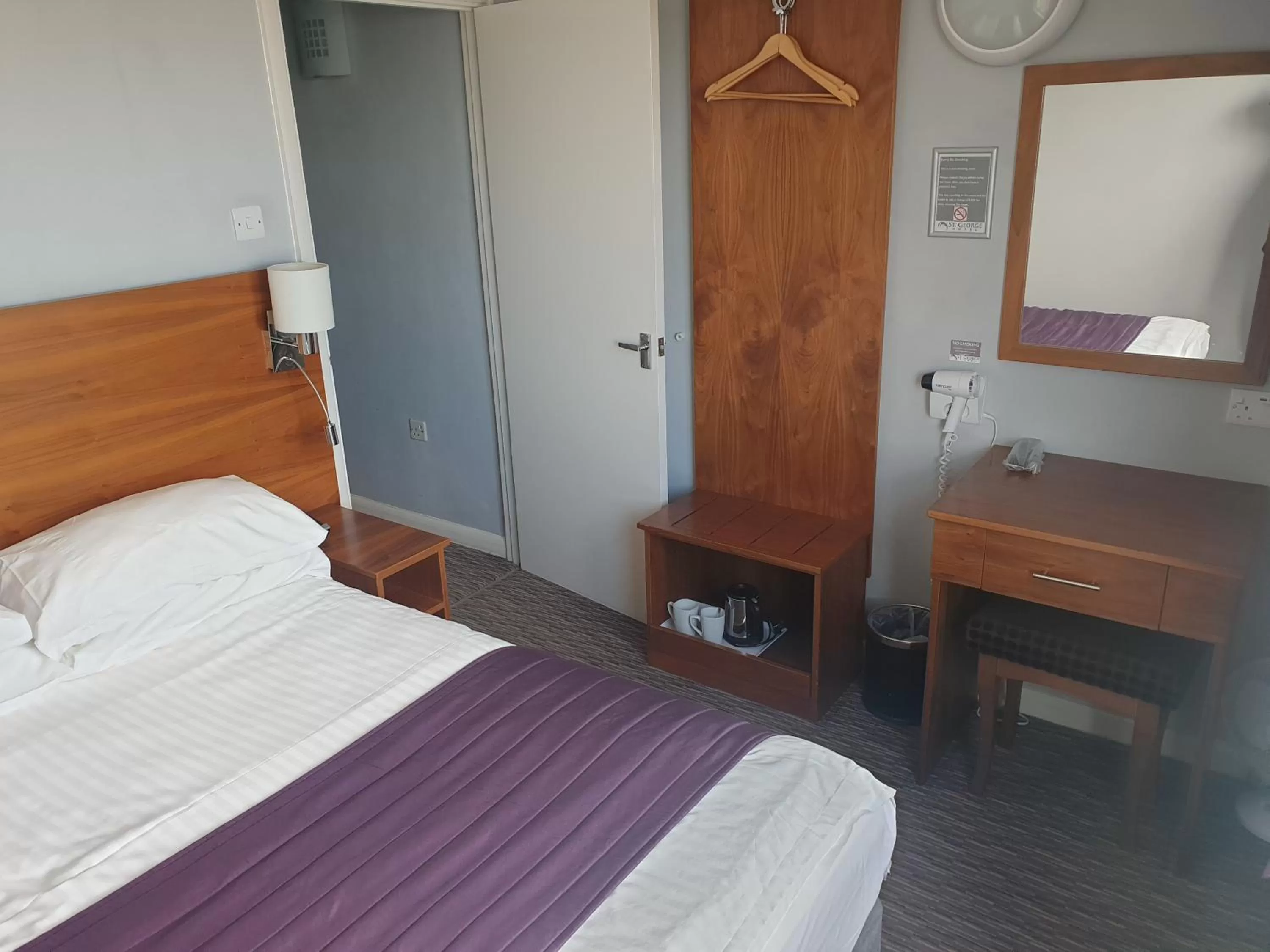 Bedroom, Bed in St George Hotel Rochester-Chatham