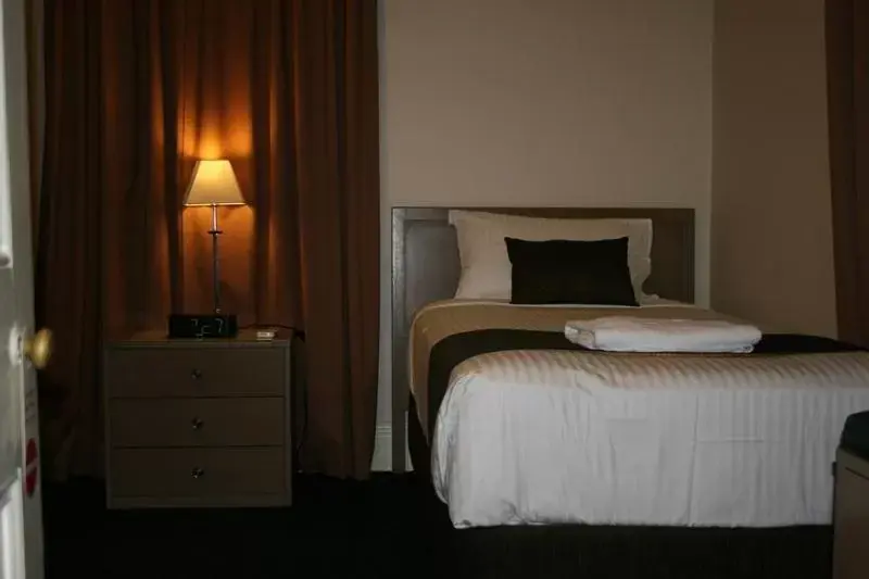 Bed in Noah's Mid City Motor Inn Muswellbrook