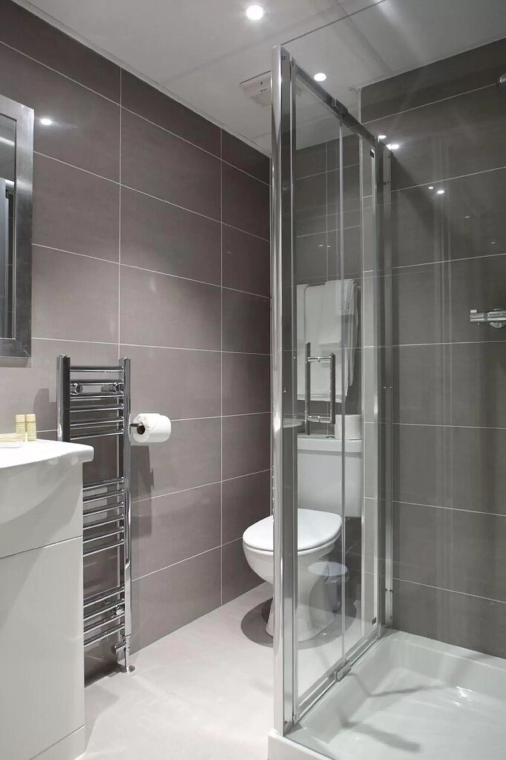 Bathroom in Kensington Gardens Hotel