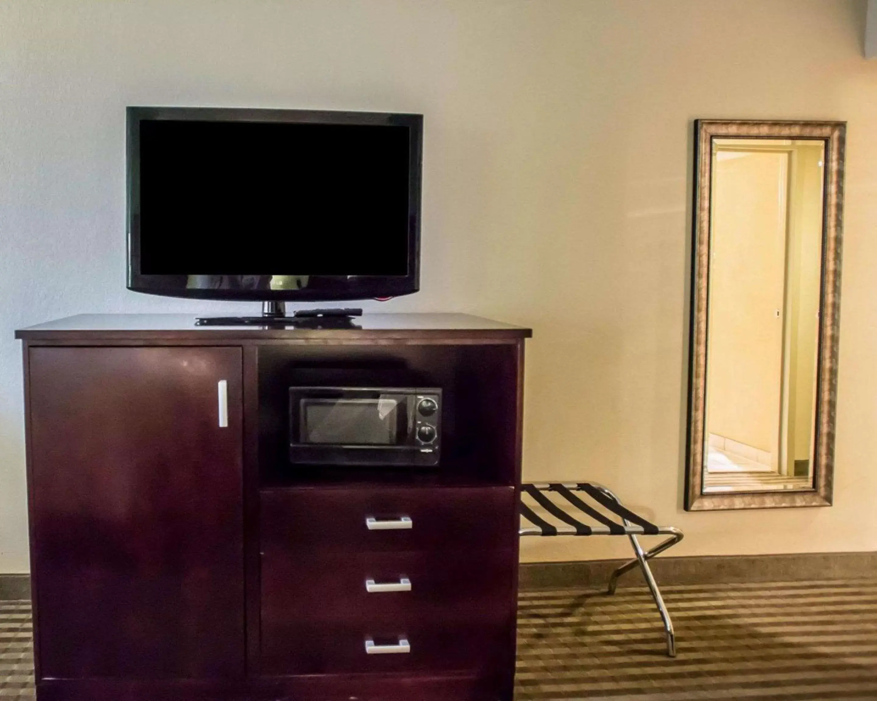Photo of the whole room, TV/Entertainment Center in Quality Inn Mill Hall - Lamar