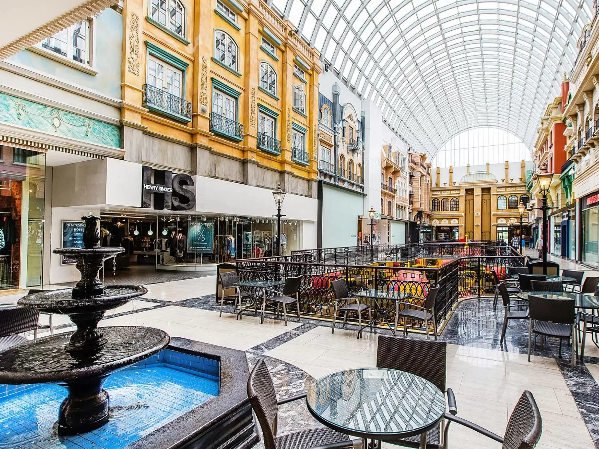 On-site shops, Restaurant/Places to Eat in West Edmonton Mall Inn