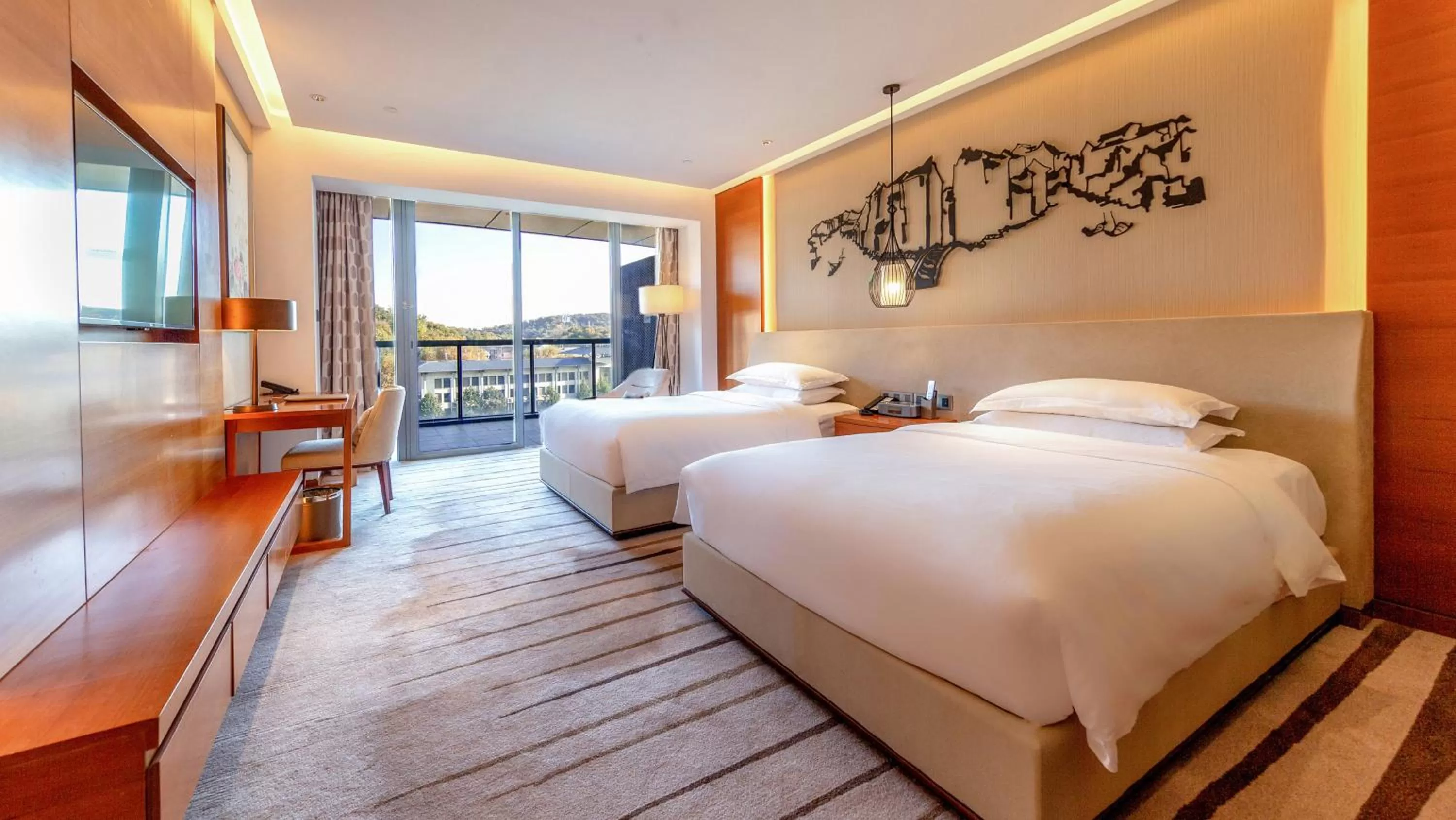 Photo of the whole room, Bed in Holiday Inn Nanjing Xuanwu Lake by IHG