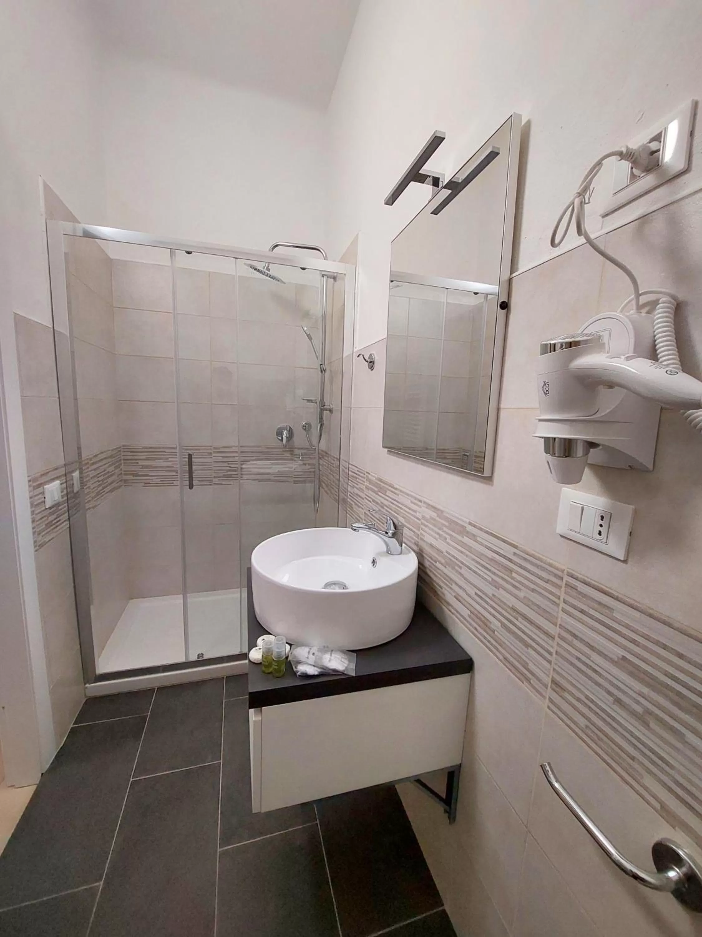 Shower, Bathroom in Bonaini Relax B&B