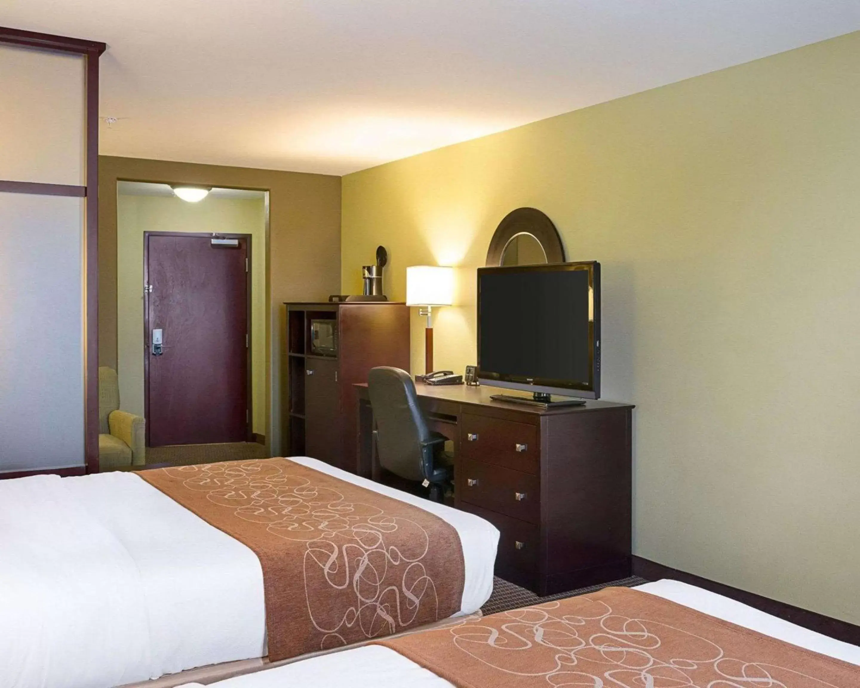 Photo of the whole room, Bed in Comfort Suites Harvey - New Orleans West Bank