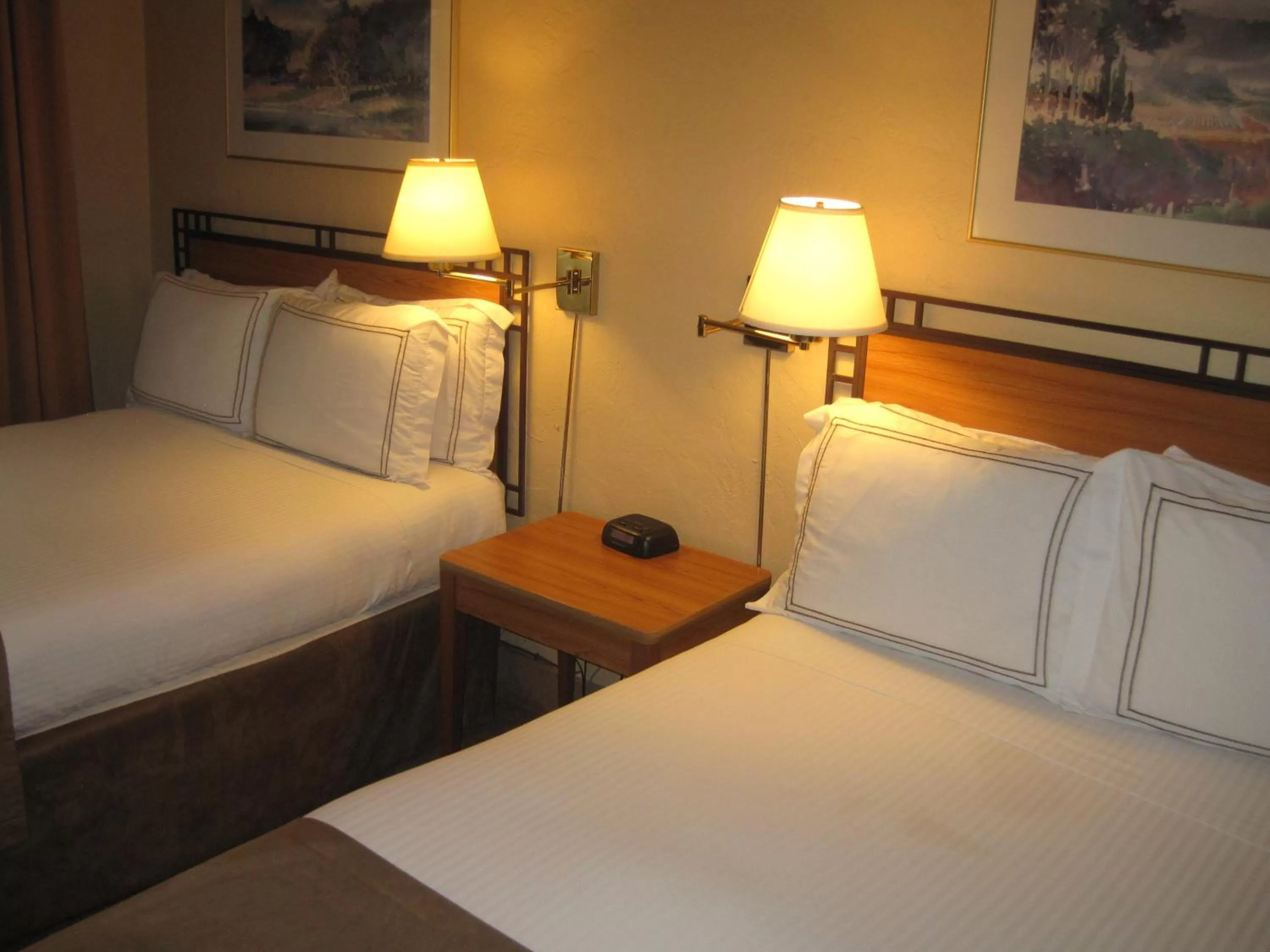 Bed in Travelodge by Wyndham Seattle By The Space Needle