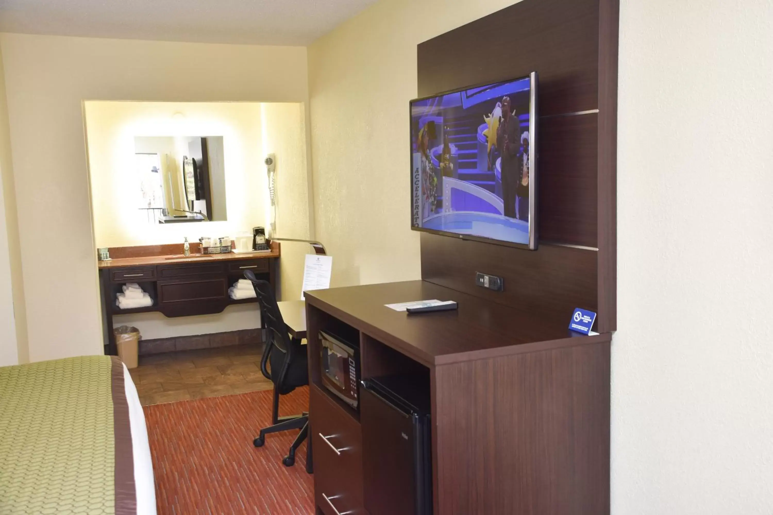 TV/Entertainment Center in SureStay Hotel by Best Western Manning