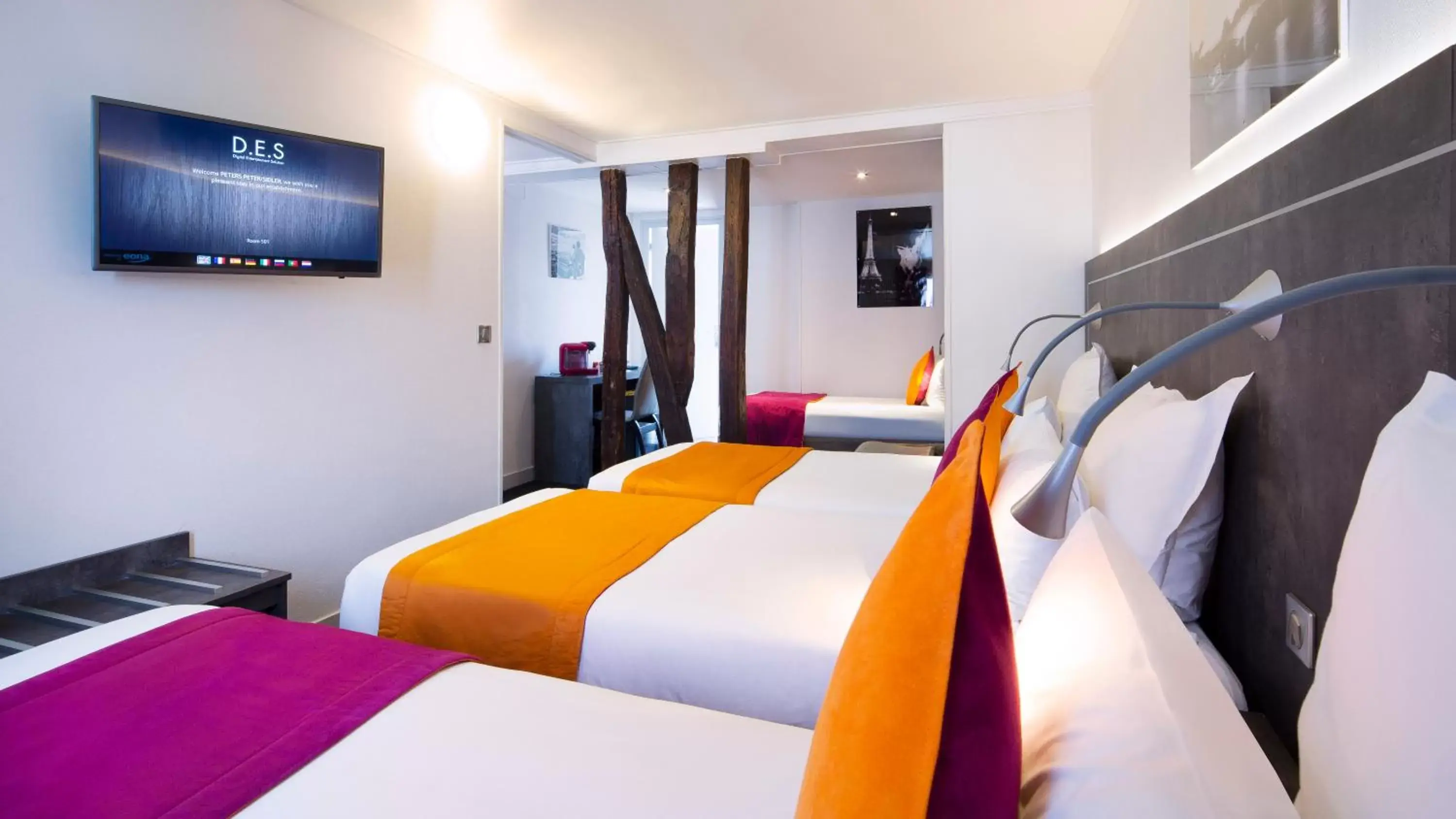 Photo of the whole room, Bed in Hôtel du Plat d'Etain