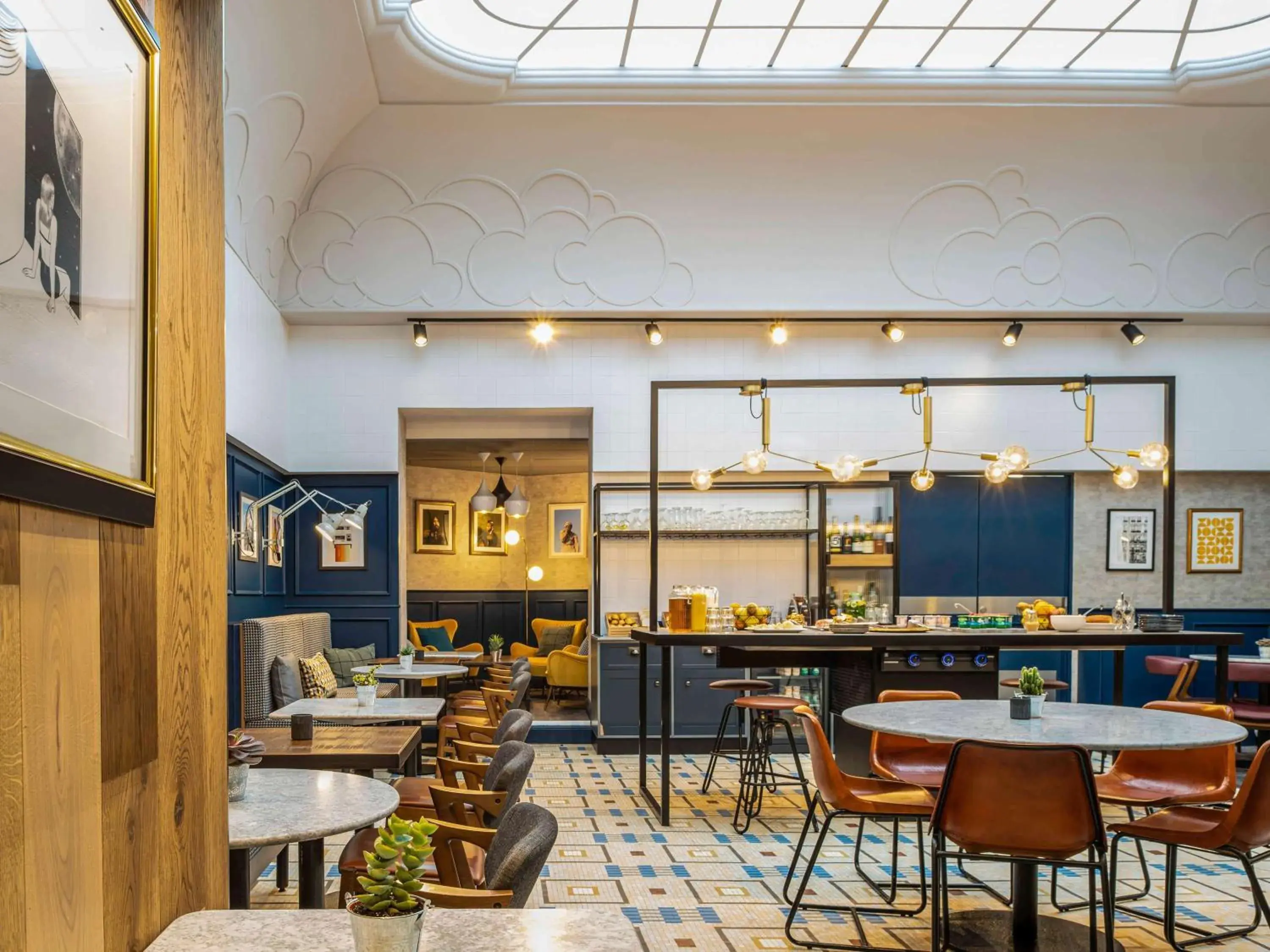 Property building, Restaurant/Places to Eat in ibis Paris Grands Boulevards Opéra 9e
