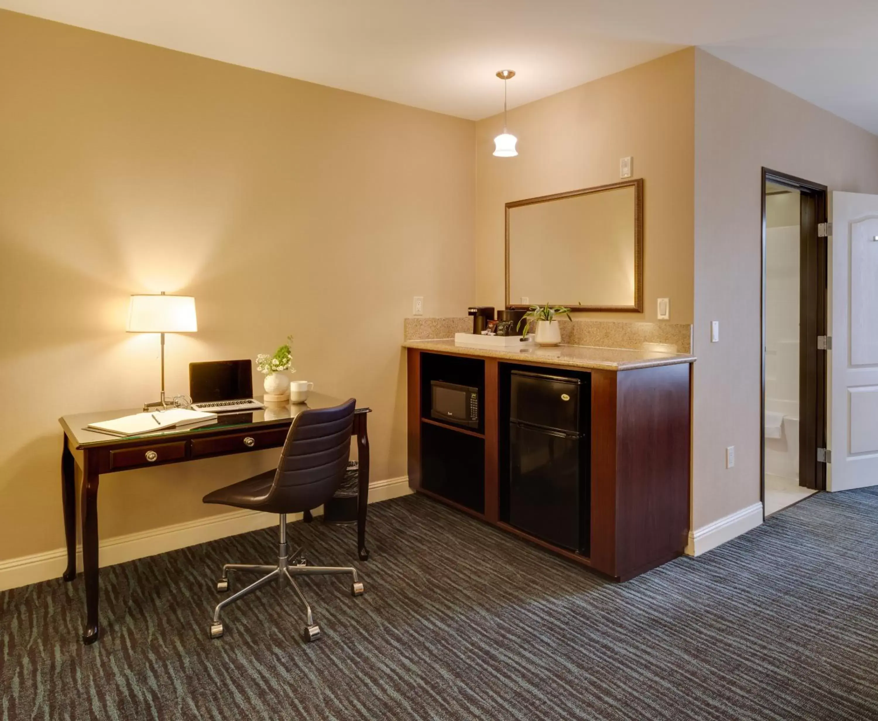 Coffee/tea facilities, Kitchen/Kitchenette in Ayres Hotel & Spa Mission Viejo