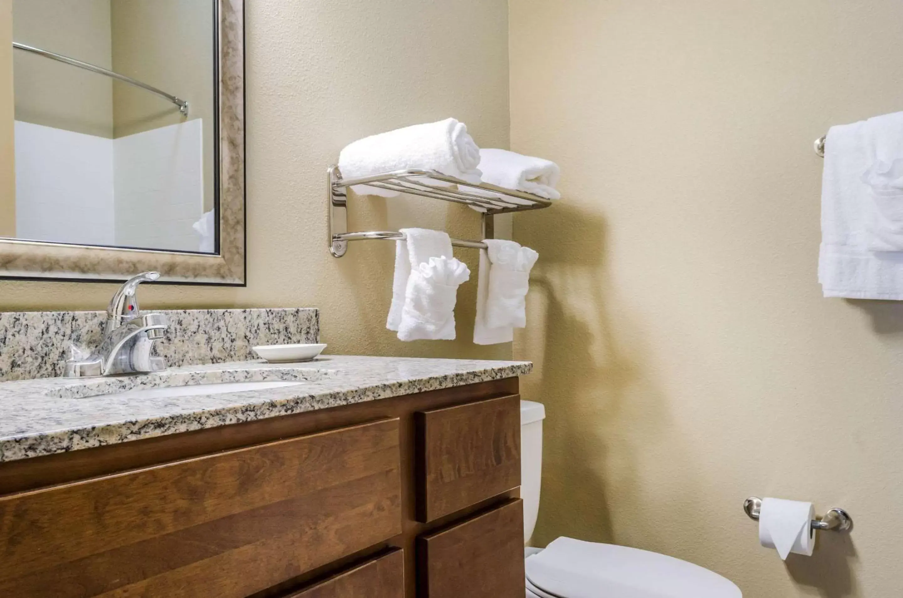 Bathroom in MainStay Suites Hackberry Sportsman's Lodge