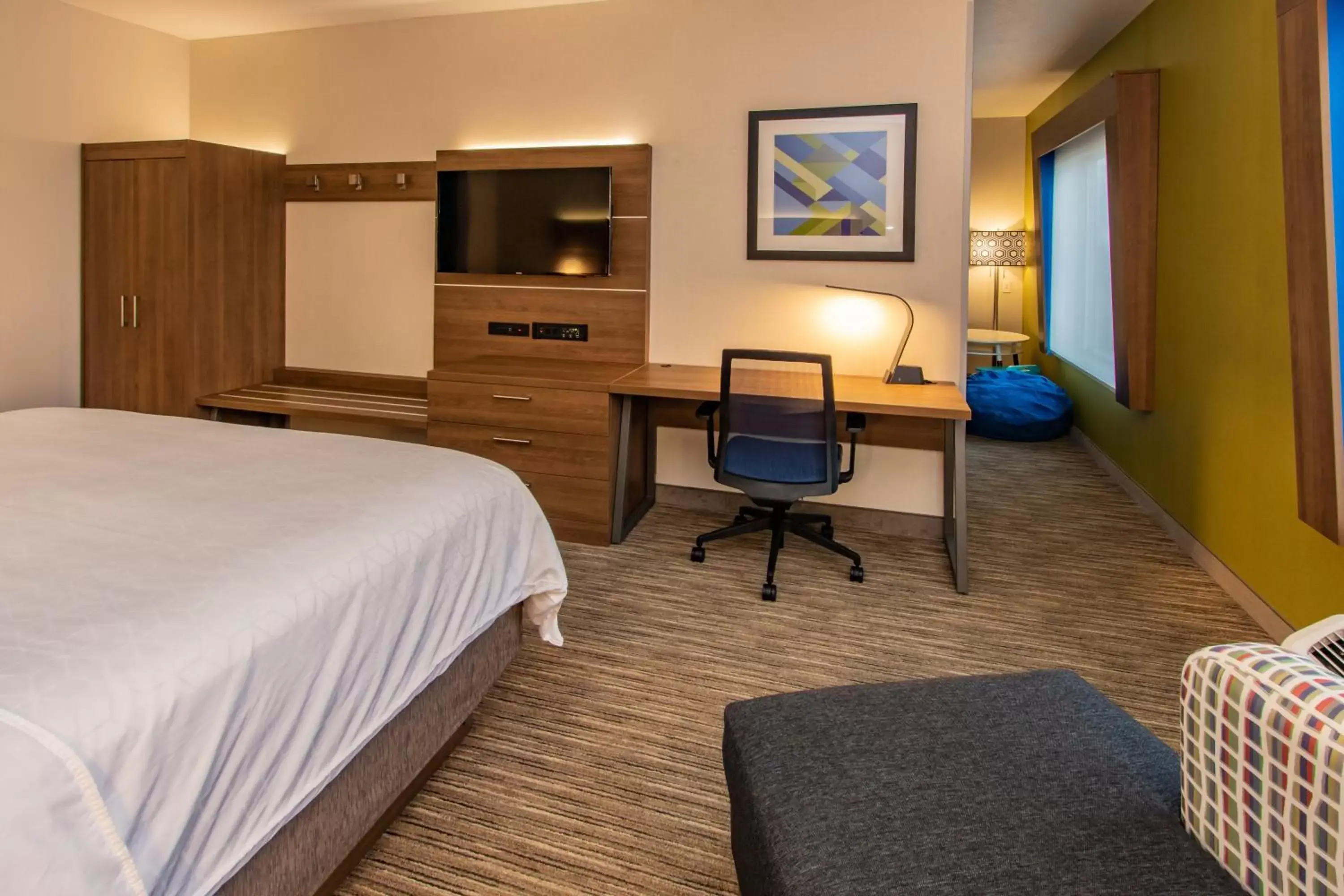 Bedroom, TV/Entertainment Center in Holiday Inn Express Hotel & Suites Roseville - Galleria Area, an IHG Hotel