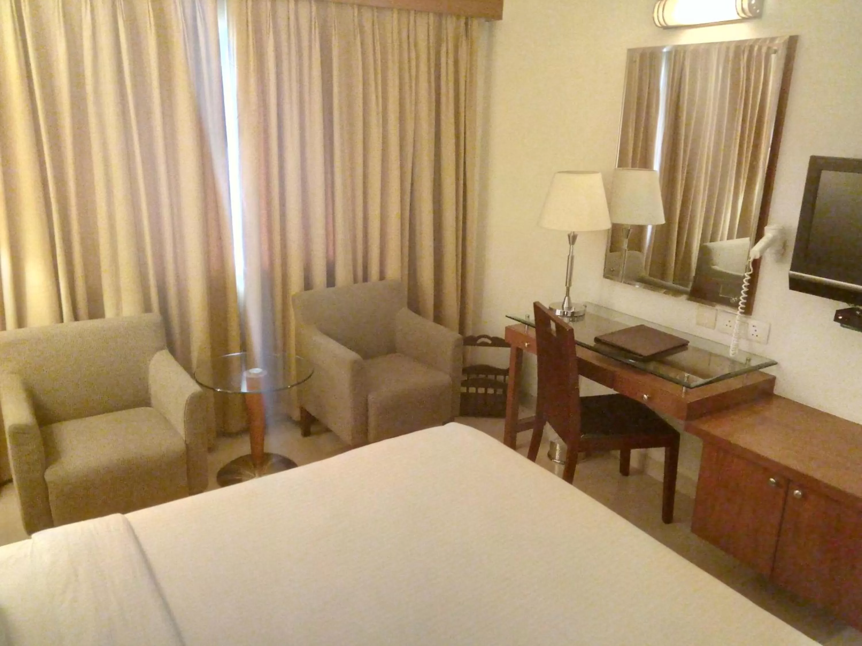 Seating area, Bed in Hampshire Plaza