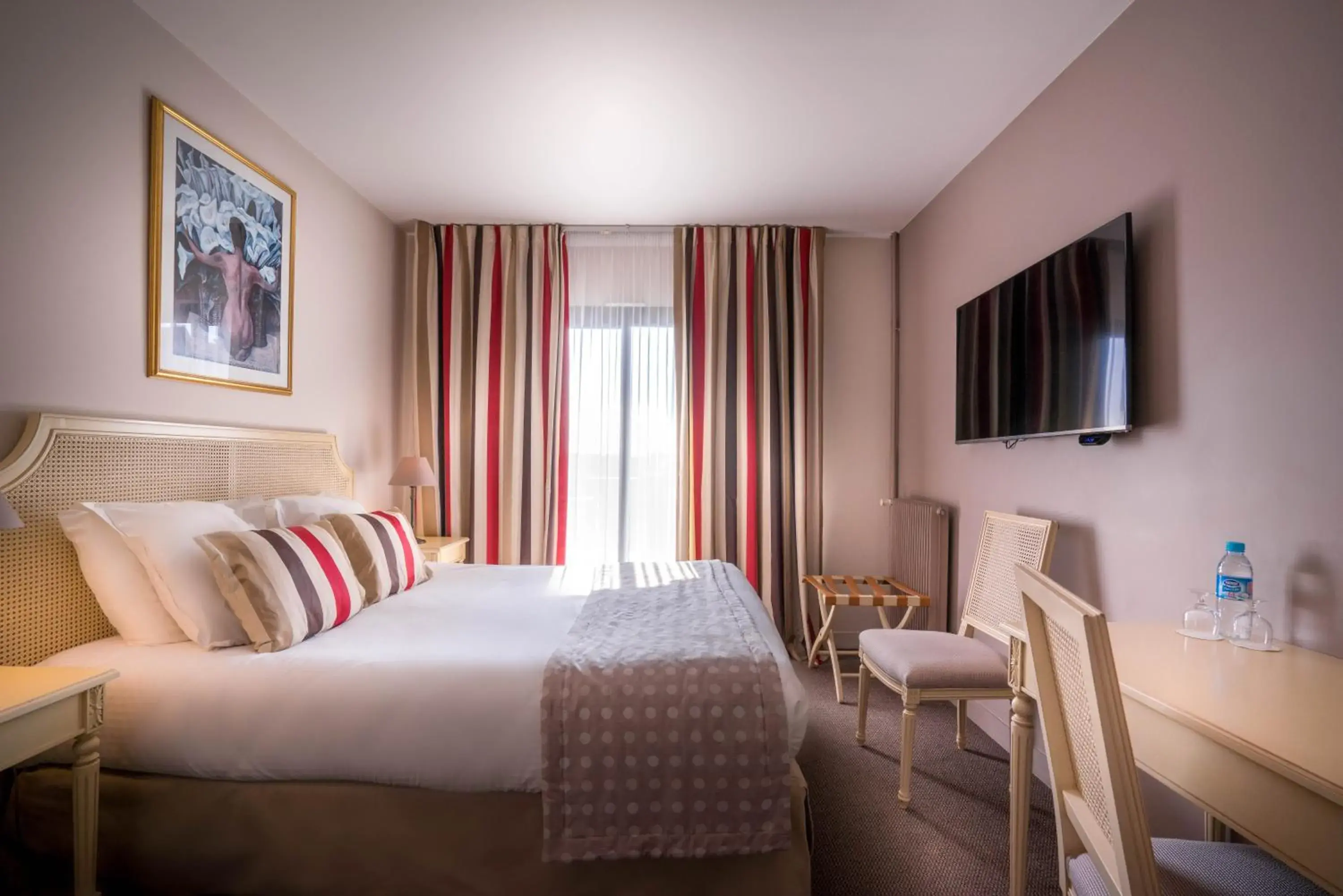 Bed in Best Western Plus Hostellerie Du Vallon Bed in Best Western Plus Hostellerie Du Vallon