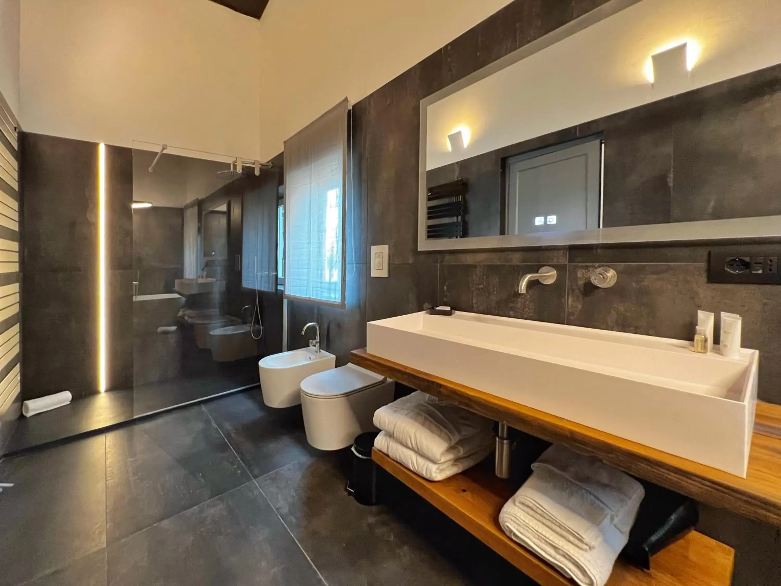 Bathroom in Gioiamia - Luxury Rooms in Cattedrale