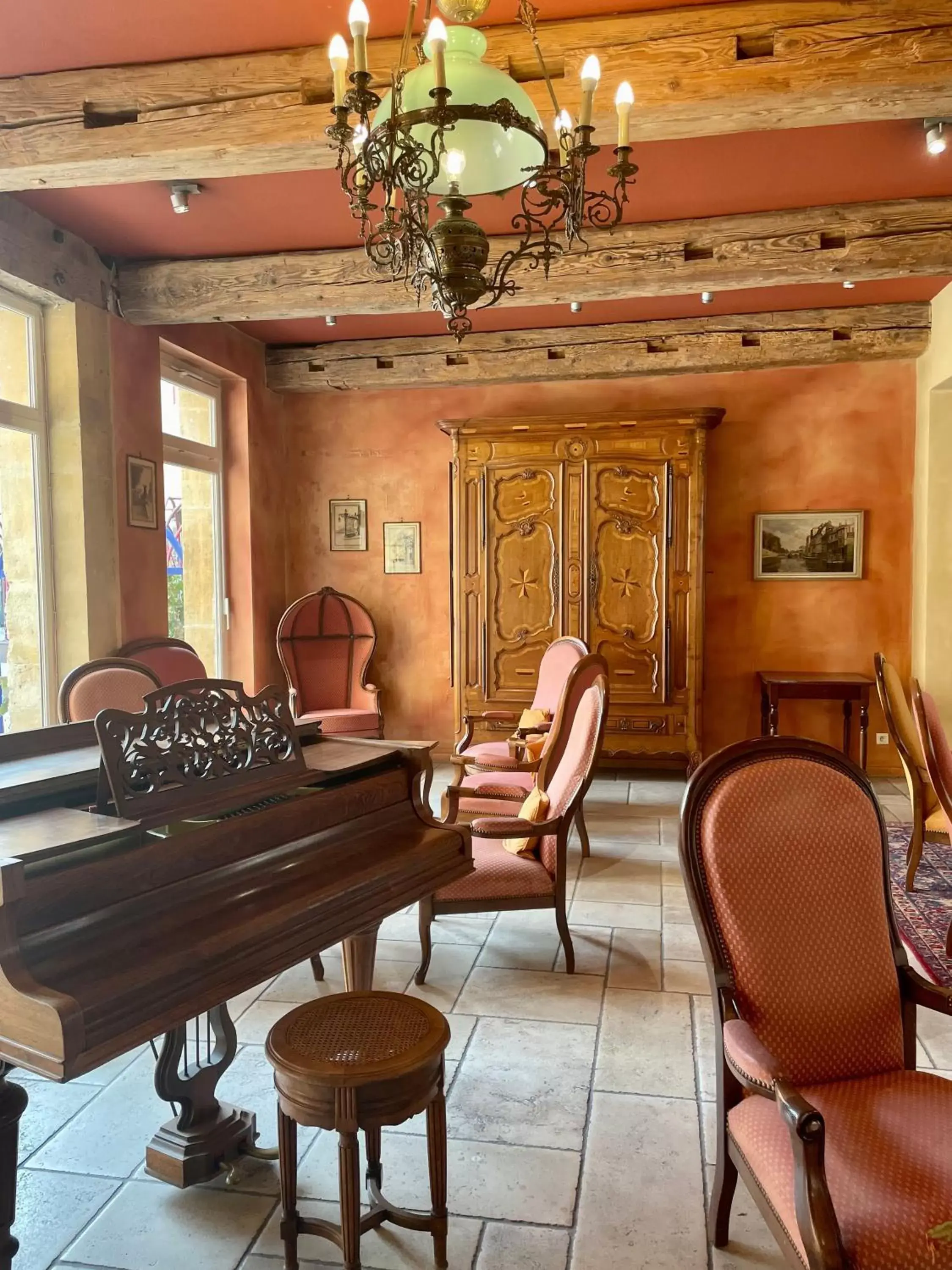 Living room in Hôtel Du Théâtre Centre Historique Parking Gratuit