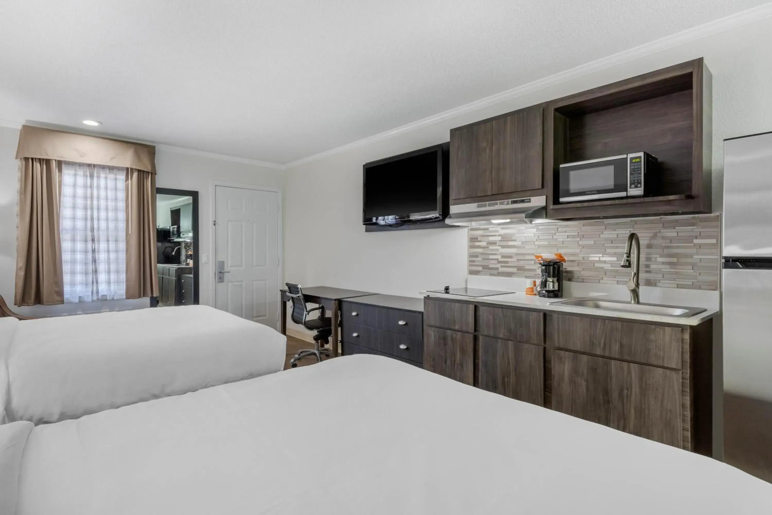 Standard Queen Room with Two Queen Beds - Smoking in Suburban Studios at the University