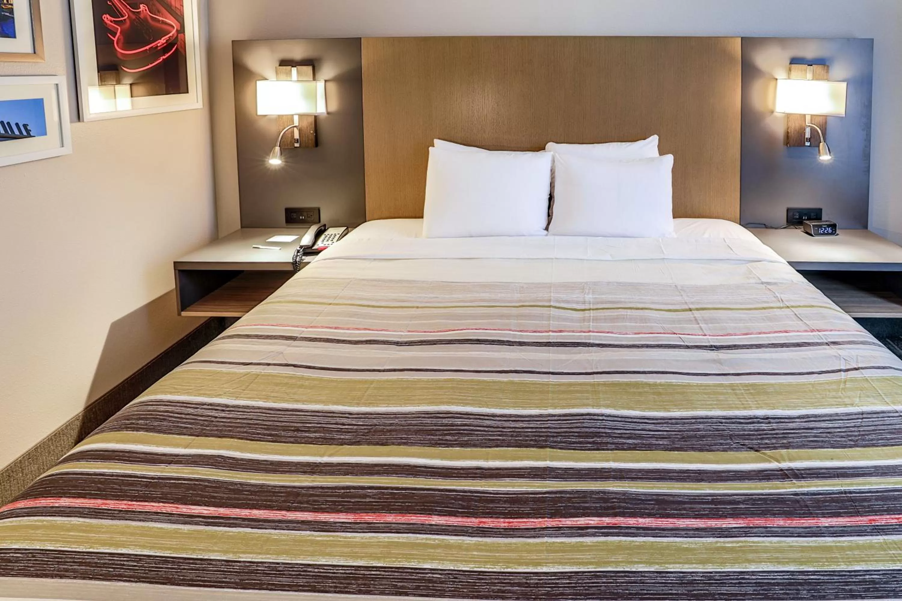 Bed in Country Inn & Suites by Radisson Nashville Airport TN