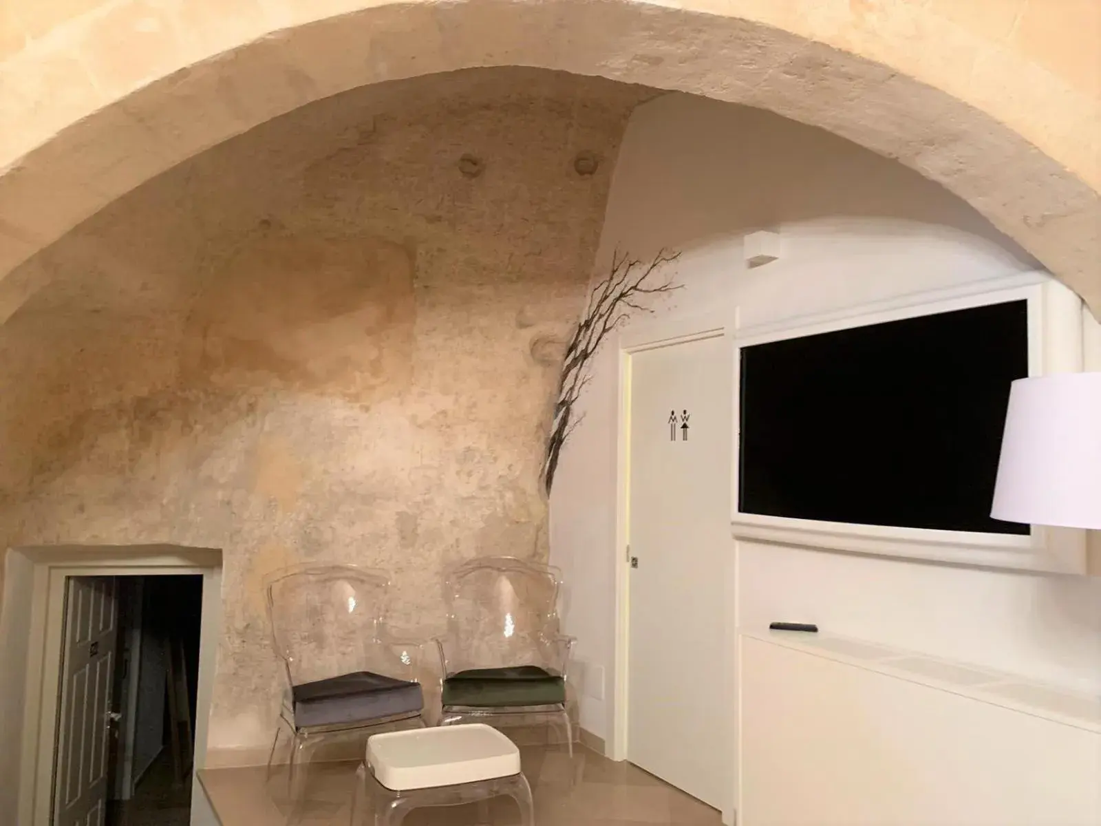 Communal lounge/ TV room, Bathroom in Albergo Del Sedile