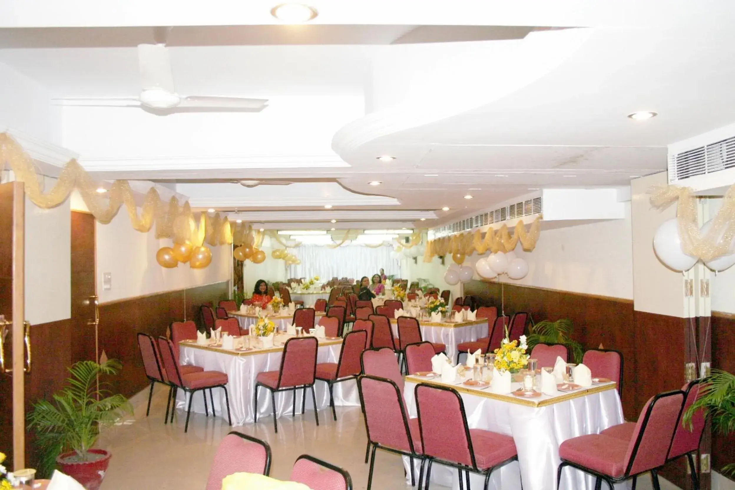 Banquet/Function facilities, Restaurant/Places to Eat in Hotel Pandian