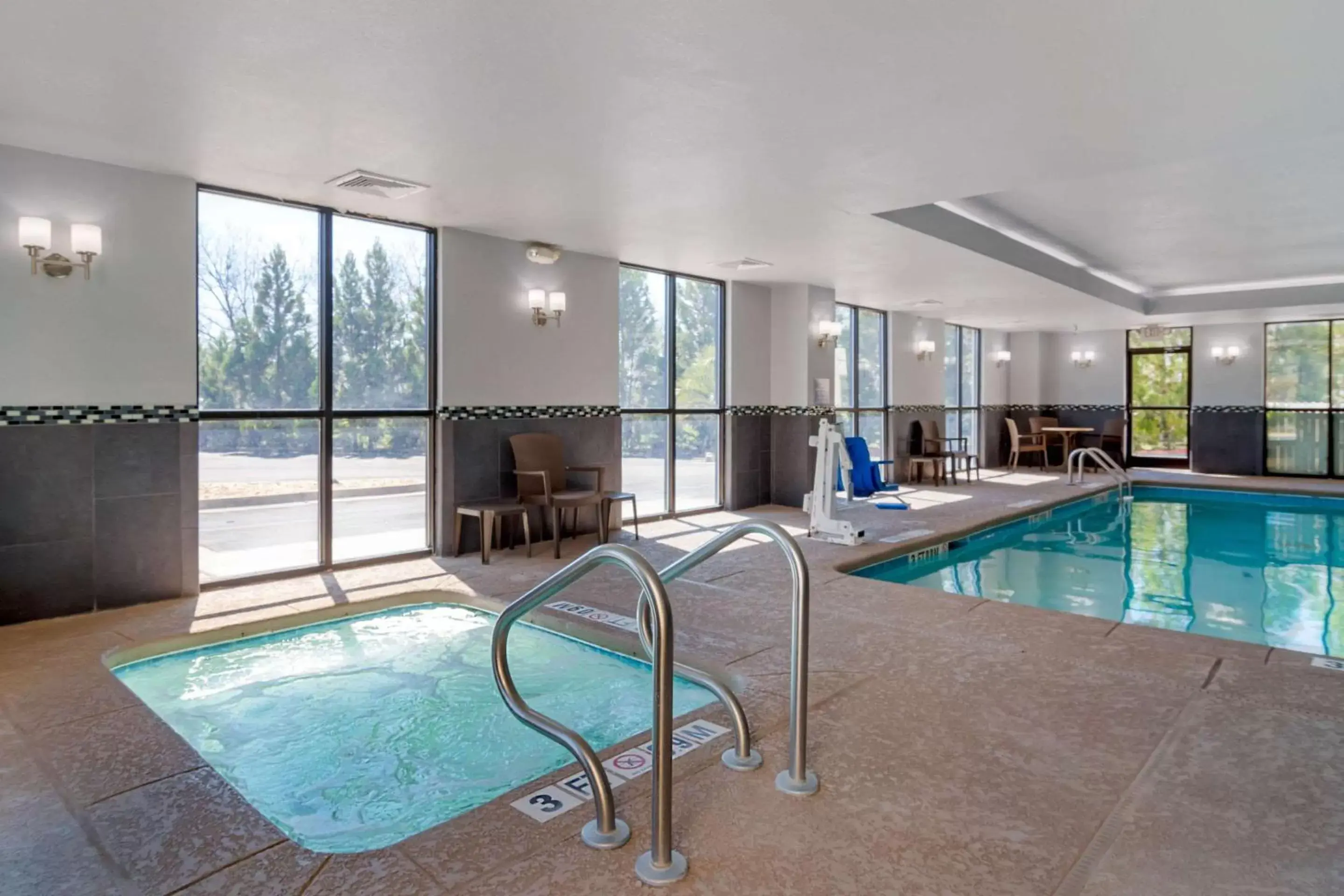 Activities, Swimming Pool in Comfort Suites Byron Warner Robins