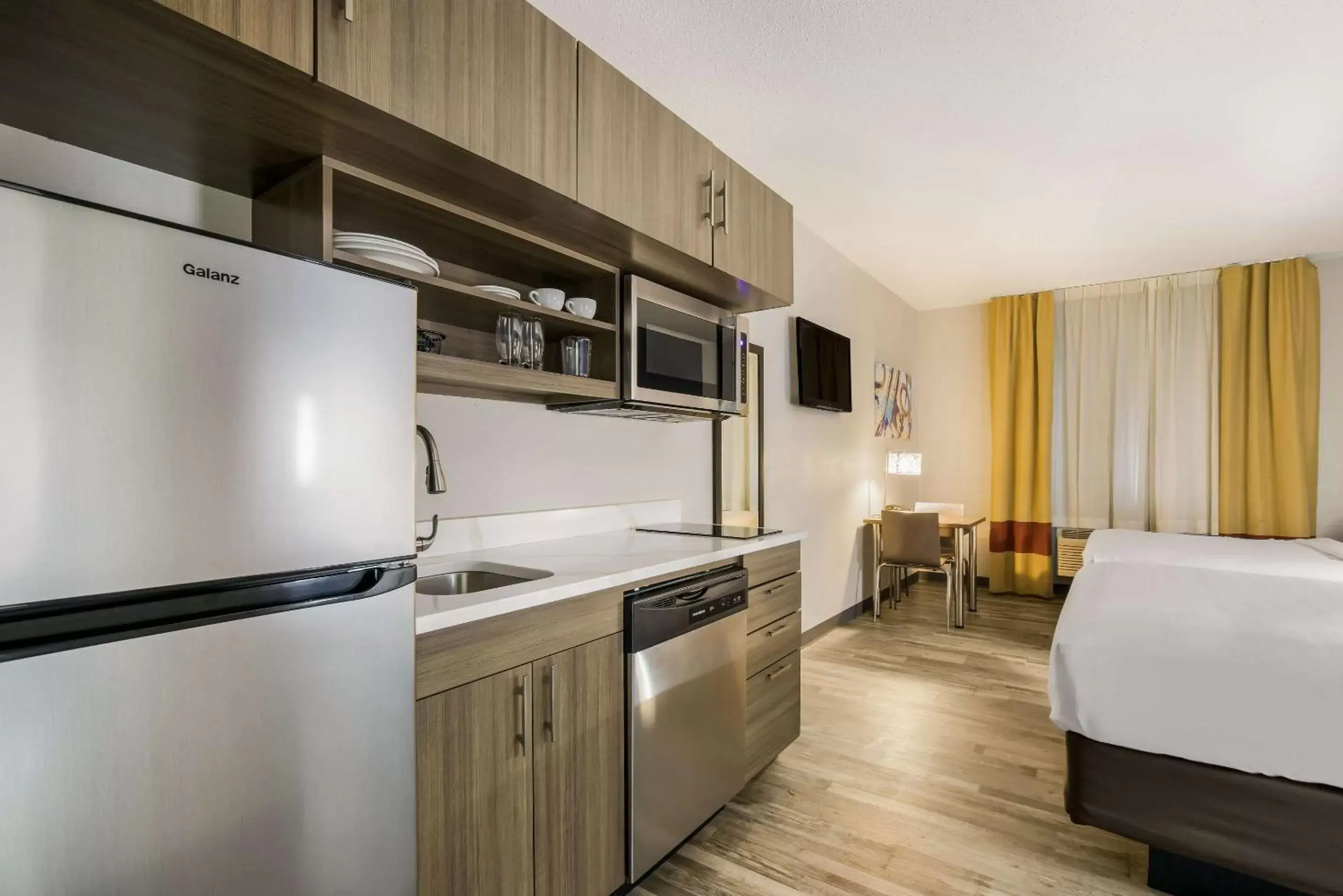 Bedroom, Kitchen/Kitchenette in MainStay Suites Joliet I-55