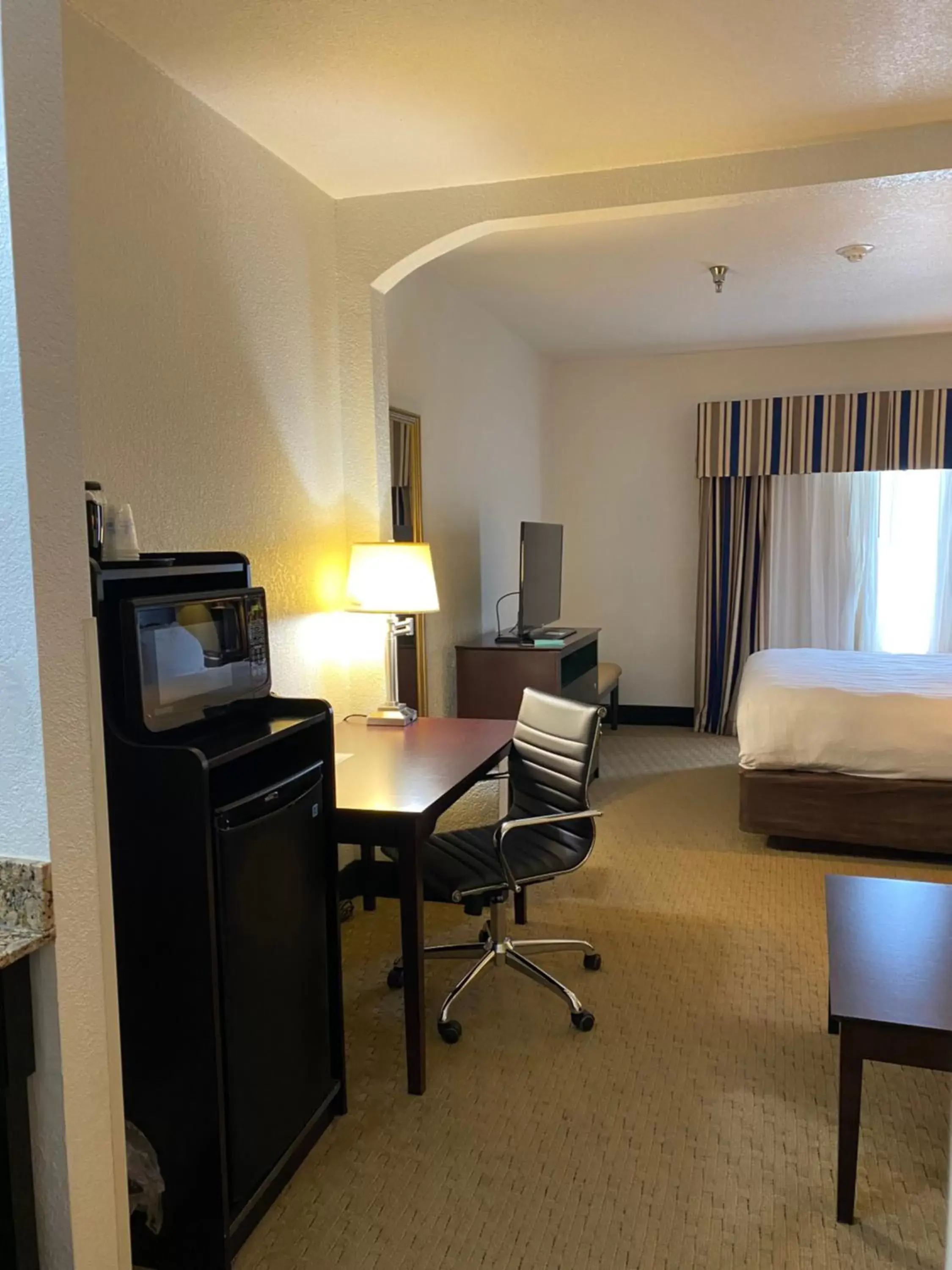 Bed, TV/Entertainment Center in Best Western Celina