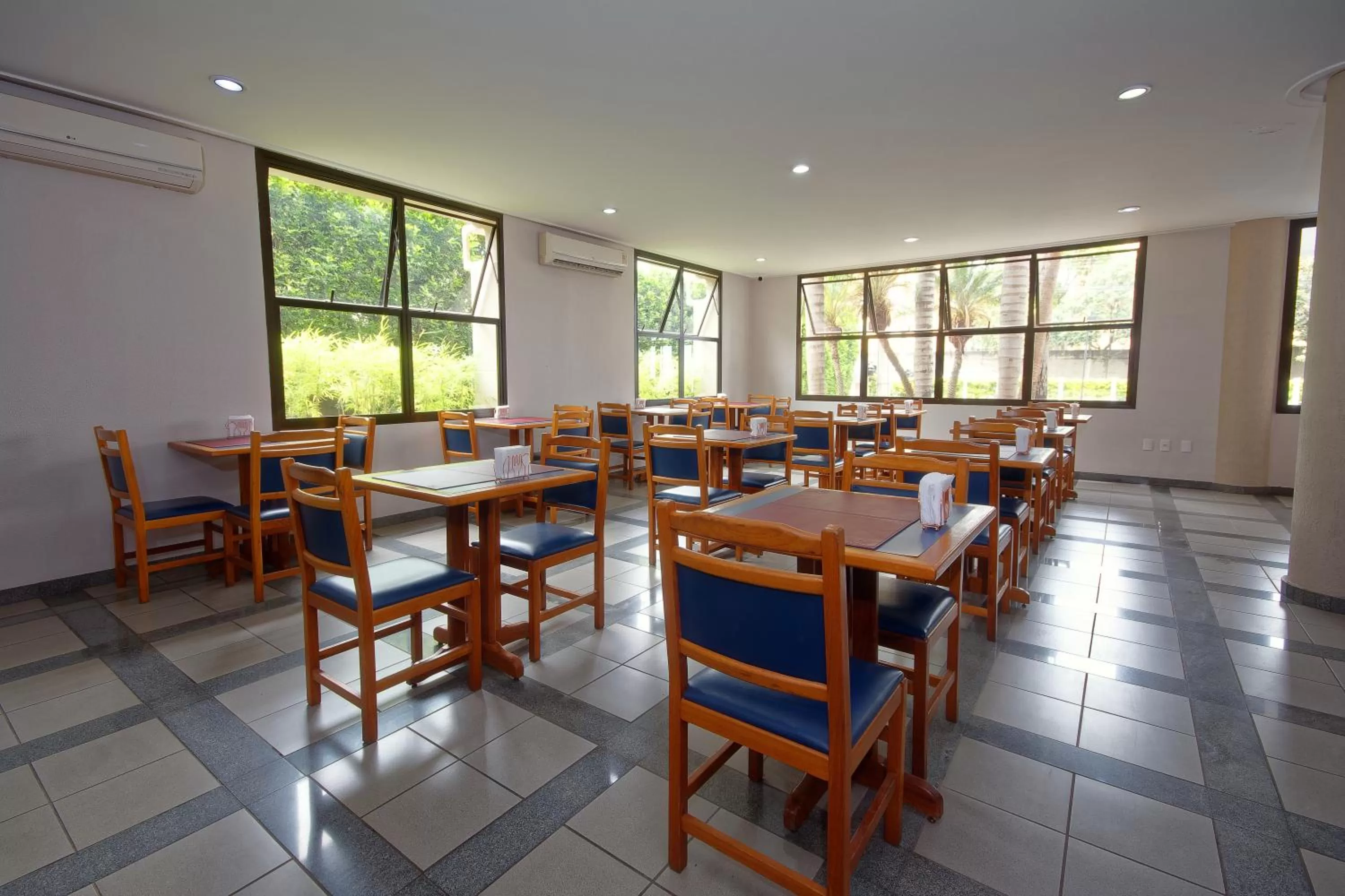 Restaurant/places to eat in Fênix Hotel Limeira