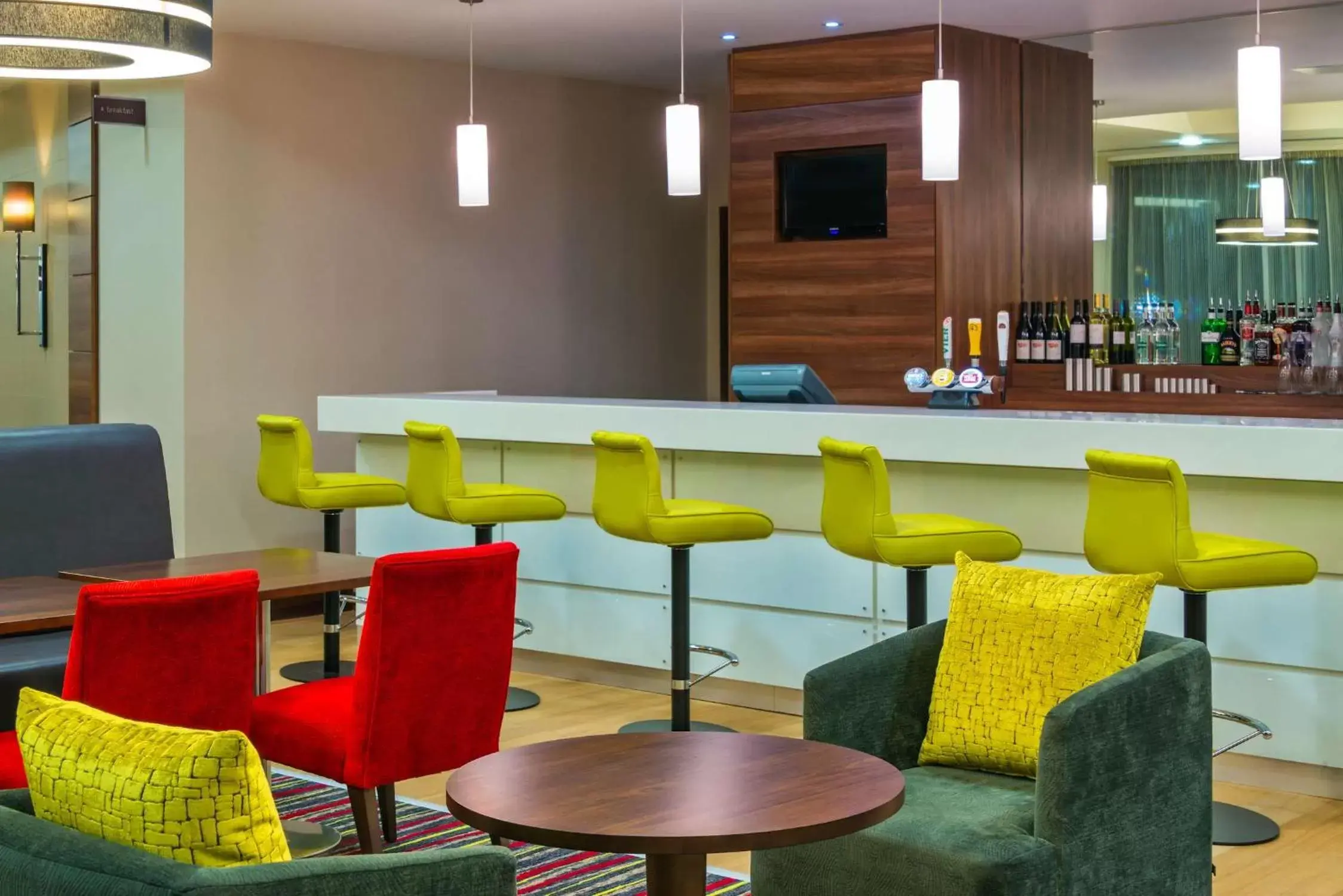 Lounge or bar in Hampton by Hilton Luton Airport Lounge or bar in Hampton by Hilton Luton Airport