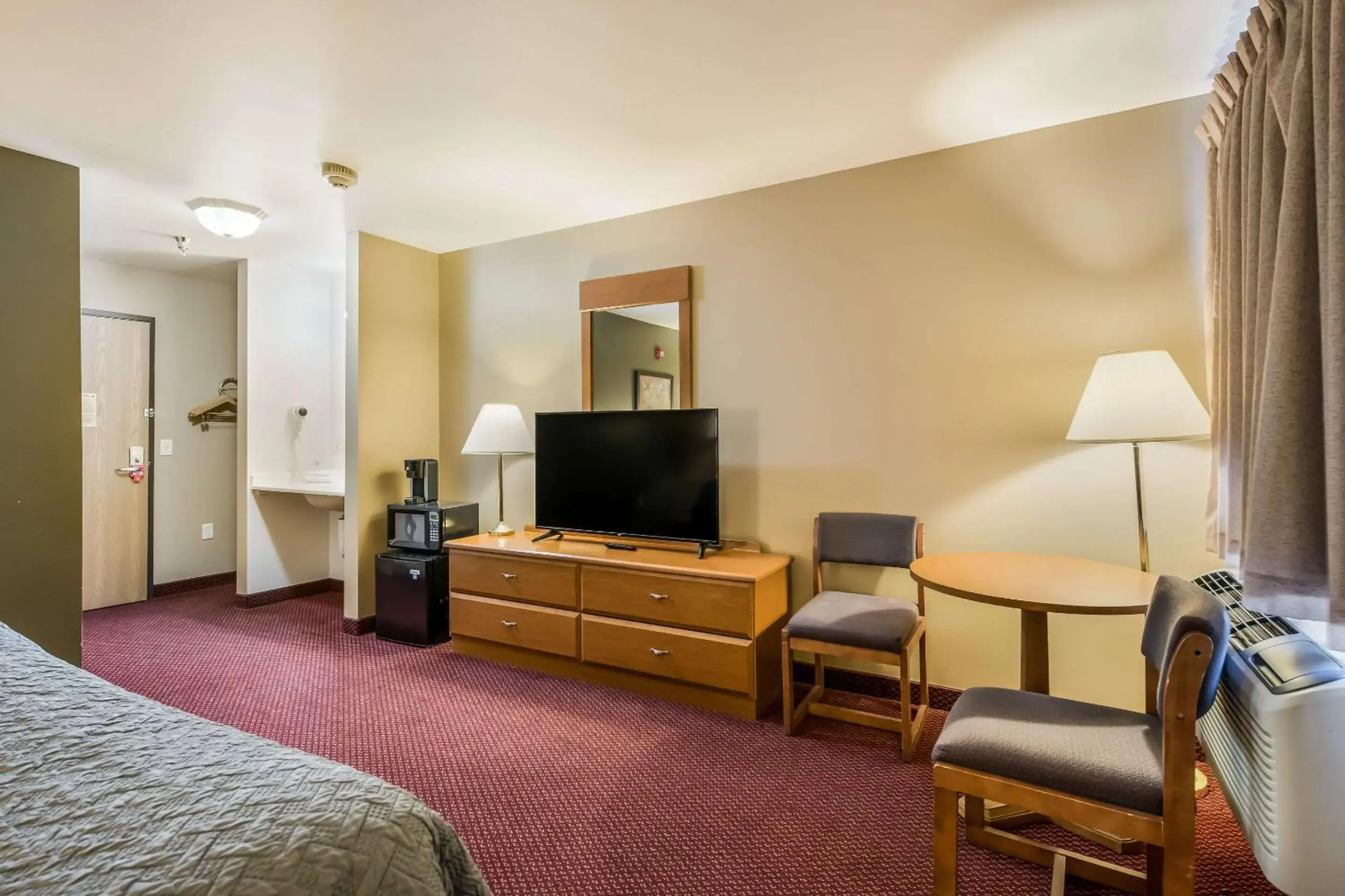 Photo of the whole room, TV/Entertainment Center in EconoLodge by Choice Hotels - Rice Lake