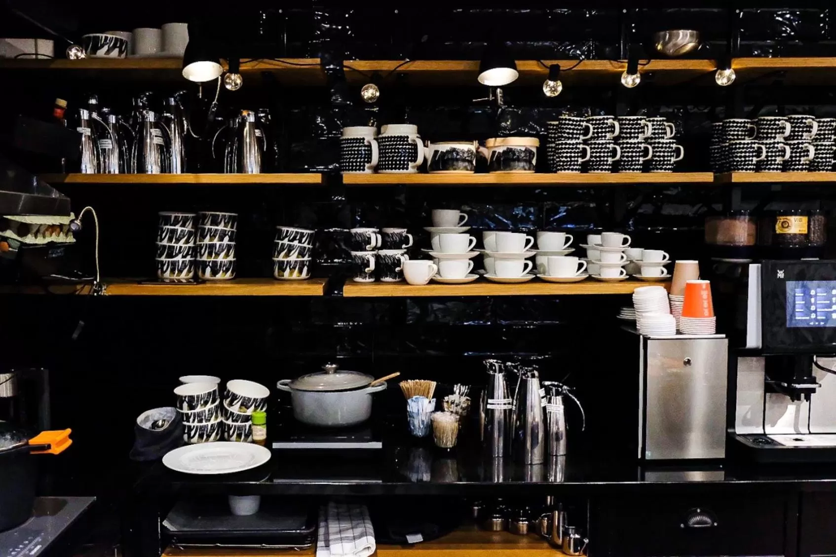 Restaurant/places to eat in Hotel F6