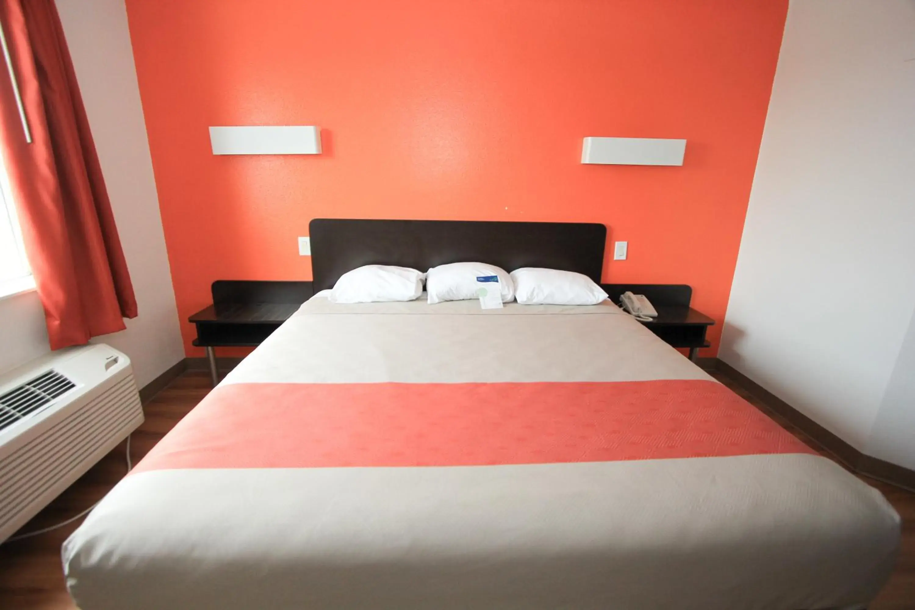 Bedroom, Bed in Motel 6 San Antonio, TX - Downtown - Alamo Dome