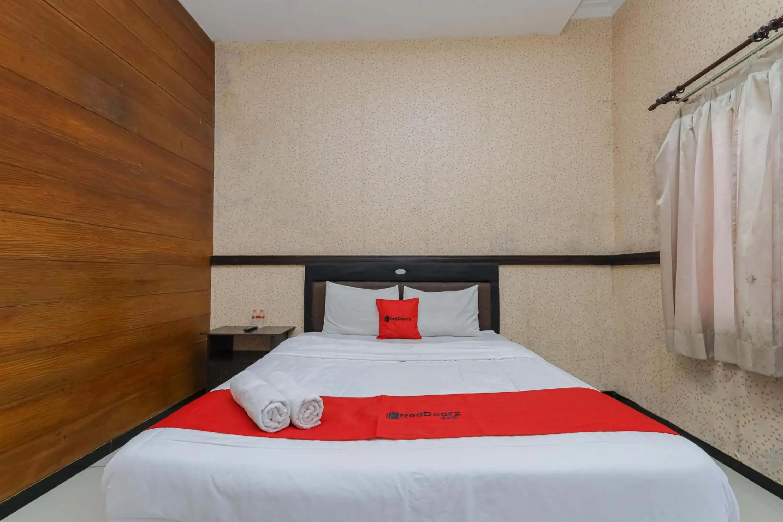 Bed in OYO 564 Bunga Matahari Guest House And Hotel