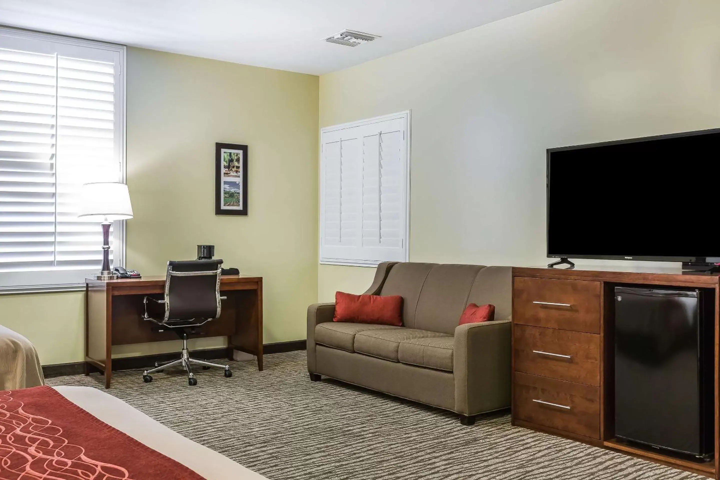 Photo of the whole room, TV/Entertainment Center in Comfort Inn Pomona Near FairPlex