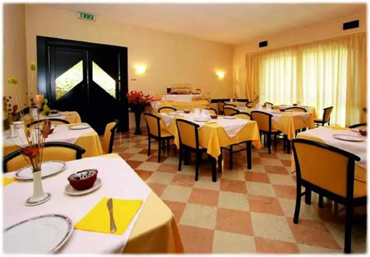 Lounge or bar, Restaurant/Places to Eat in Hotel Raffaello