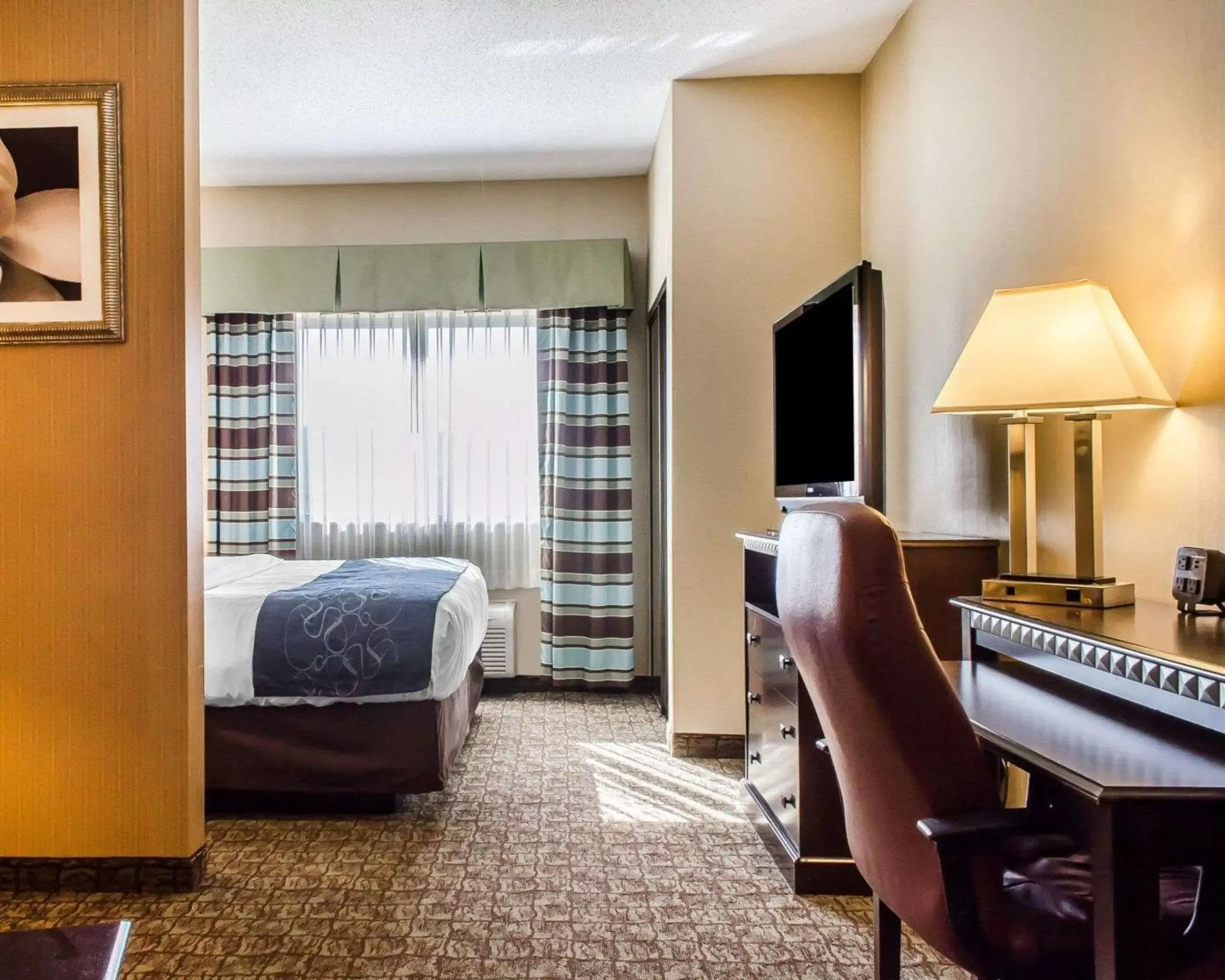 Photo of the whole room, Bed in Comfort Suites Bloomsburg