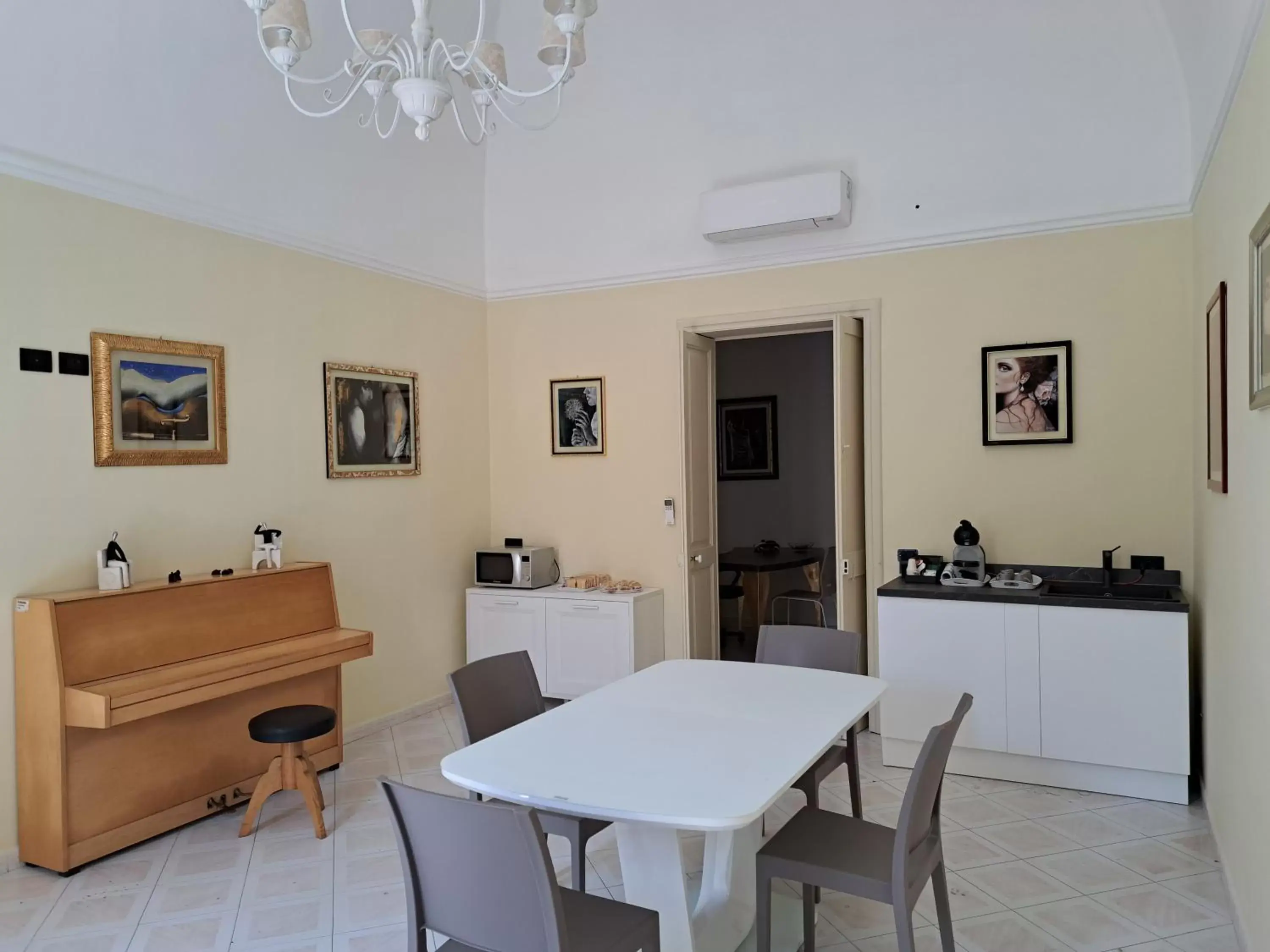 Buffet breakfast, Restaurant/Places to Eat in iLCastellano - Suites & Apartments