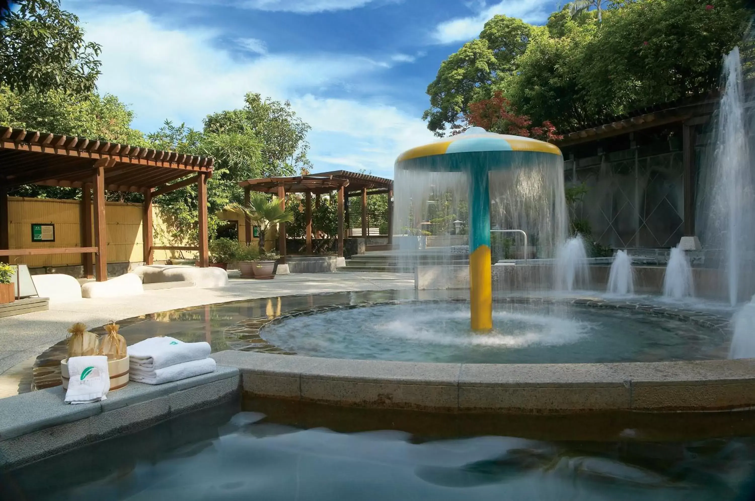 Garden, Swimming Pool in Spring City Resort
