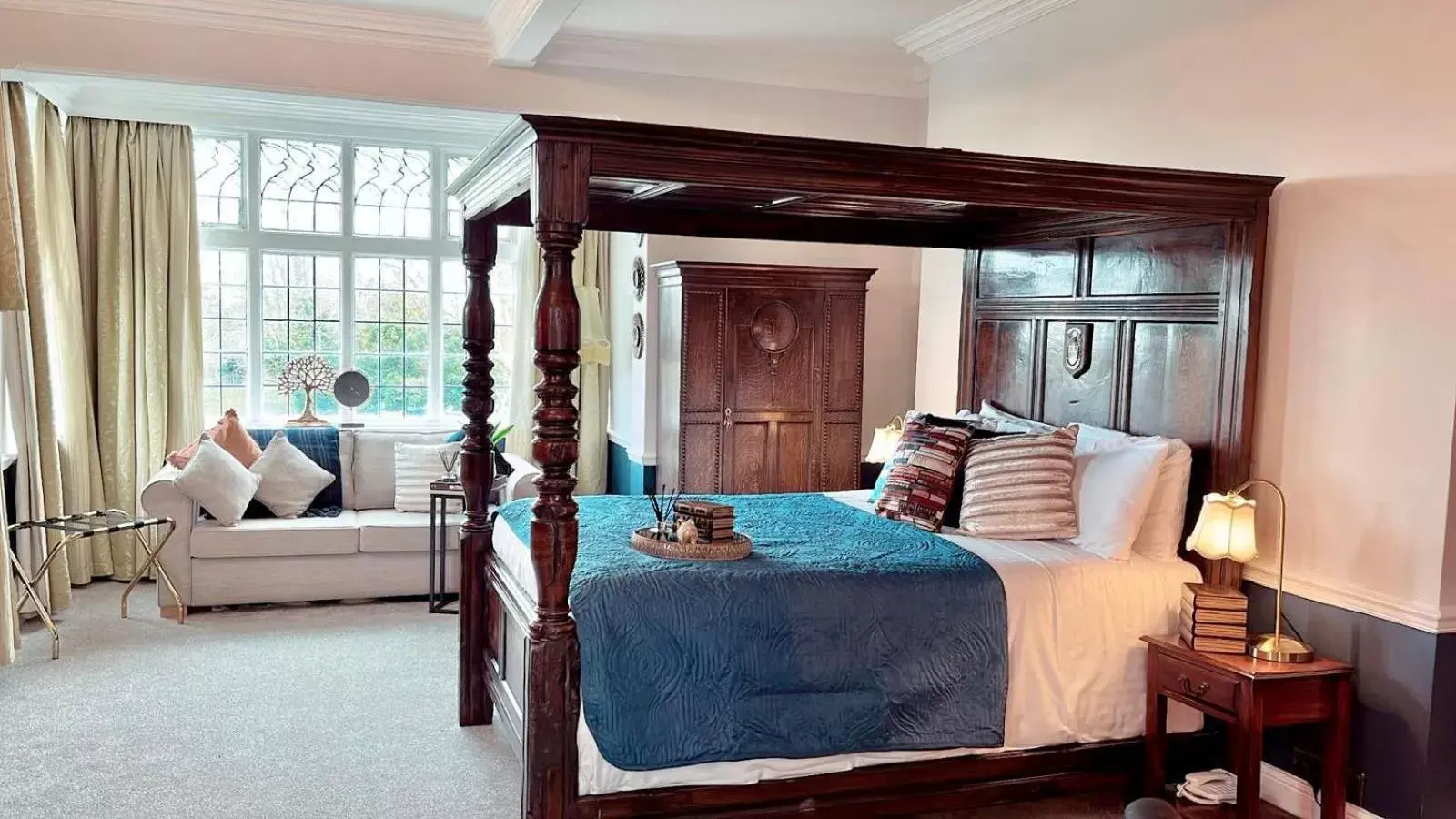 Bedroom, Bed in De Rougemont Manor
