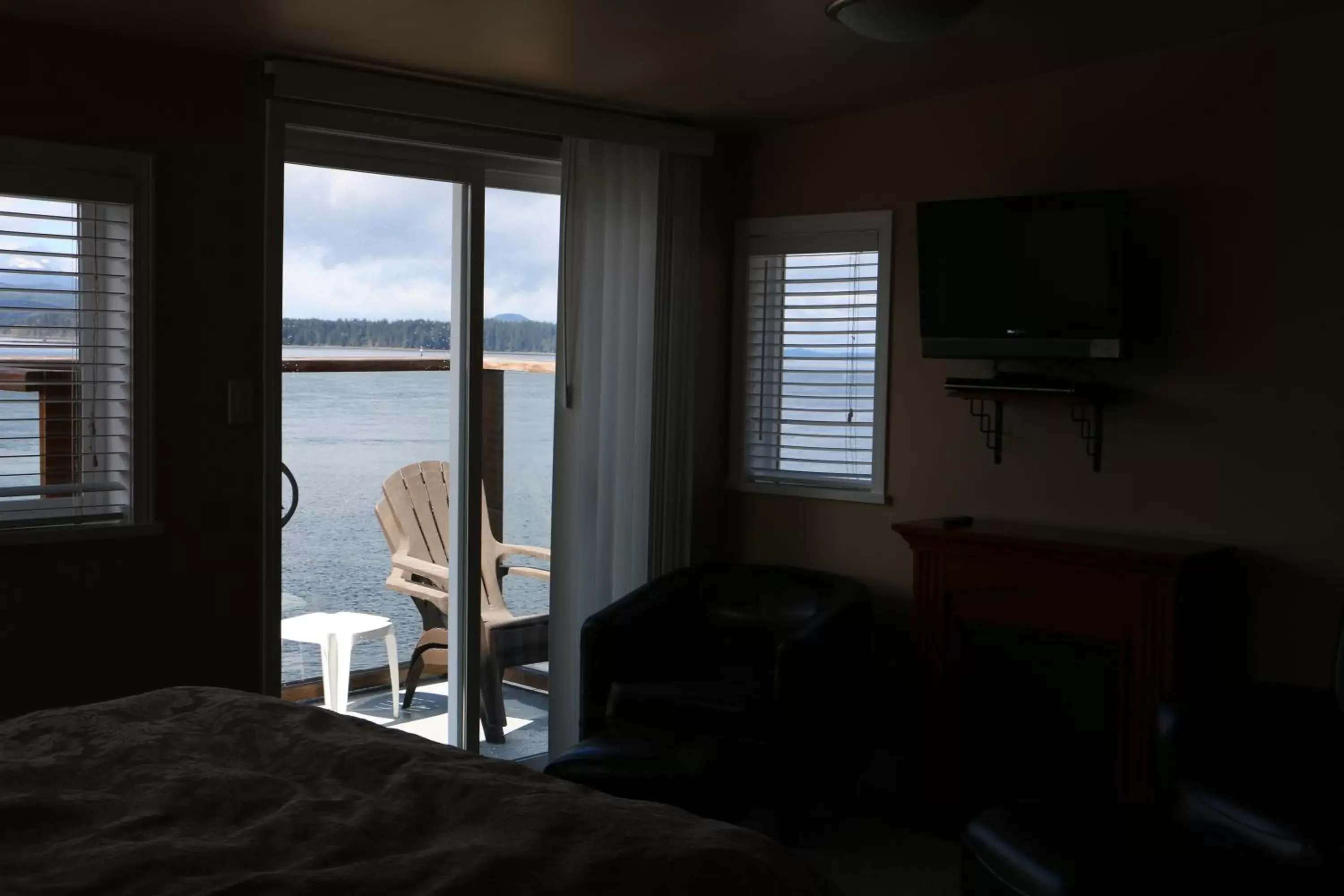 Deluxe Double Room with Balcony and Sea View in Nimpkish Hotel